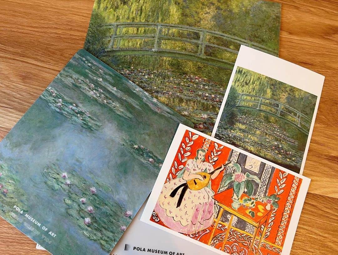 伊藤友季子さんのインスタグラム写真 - (伊藤友季子Instagram)「🌳🖼️ ⁡ 大好きなポーラ美術館 とても久しぶりの訪問でした。 ⁡ 自然と調和した建築が素晴らしく その空間にいるだけでわくわくする。 ガラス窓から見える広い空と箱根の山 差し込む光が清らかで そこに飾られている作品も 生き生きと輝いて見える。 ⁡ 穏やかな気持ちで ゆったりアートと過ごせました。 ⁡ ピンクの壁によく映える マティスの鮮やかな色づかいに元気をもらい モネやルノワールの優しさに包み込まれ どんどん心が潤っていくのがわかりました。 ⁡ ピカソの好きな言葉を思い出しました📝 ⁡ ‘Art washes away from the soul the dust of everyday life.’  ーPablo Picasso ⁡ ⁡ 幸せで豊かな時間。 ⁡ ⁡ ⁡ #ポーラ美術館 #polamuseum #箱根 #美術館 #hakone #museum #art  ⁡#ユキコーデ」4月20日 22時49分 - yukiko_xx