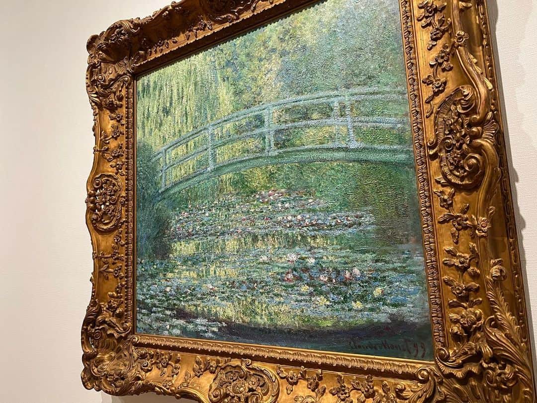 伊藤友季子さんのインスタグラム写真 - (伊藤友季子Instagram)「🌳🖼️ ⁡ 大好きなポーラ美術館 とても久しぶりの訪問でした。 ⁡ 自然と調和した建築が素晴らしく その空間にいるだけでわくわくする。 ガラス窓から見える広い空と箱根の山 差し込む光が清らかで そこに飾られている作品も 生き生きと輝いて見える。 ⁡ 穏やかな気持ちで ゆったりアートと過ごせました。 ⁡ ピンクの壁によく映える マティスの鮮やかな色づかいに元気をもらい モネやルノワールの優しさに包み込まれ どんどん心が潤っていくのがわかりました。 ⁡ ピカソの好きな言葉を思い出しました📝 ⁡ ‘Art washes away from the soul the dust of everyday life.’  ーPablo Picasso ⁡ ⁡ 幸せで豊かな時間。 ⁡ ⁡ ⁡ #ポーラ美術館 #polamuseum #箱根 #美術館 #hakone #museum #art  ⁡#ユキコーデ」4月20日 22時49分 - yukiko_xx
