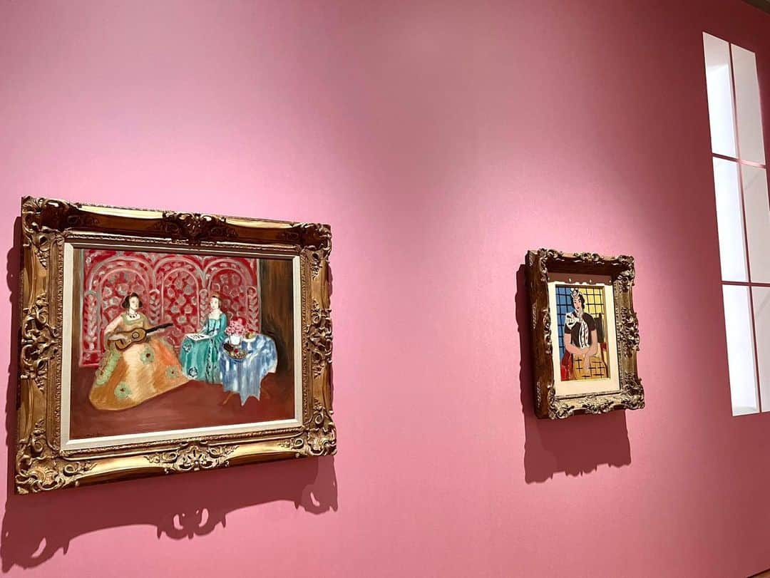 伊藤友季子さんのインスタグラム写真 - (伊藤友季子Instagram)「🌳🖼️ ⁡ 大好きなポーラ美術館 とても久しぶりの訪問でした。 ⁡ 自然と調和した建築が素晴らしく その空間にいるだけでわくわくする。 ガラス窓から見える広い空と箱根の山 差し込む光が清らかで そこに飾られている作品も 生き生きと輝いて見える。 ⁡ 穏やかな気持ちで ゆったりアートと過ごせました。 ⁡ ピンクの壁によく映える マティスの鮮やかな色づかいに元気をもらい モネやルノワールの優しさに包み込まれ どんどん心が潤っていくのがわかりました。 ⁡ ピカソの好きな言葉を思い出しました📝 ⁡ ‘Art washes away from the soul the dust of everyday life.’  ーPablo Picasso ⁡ ⁡ 幸せで豊かな時間。 ⁡ ⁡ ⁡ #ポーラ美術館 #polamuseum #箱根 #美術館 #hakone #museum #art  ⁡#ユキコーデ」4月20日 22時49分 - yukiko_xx