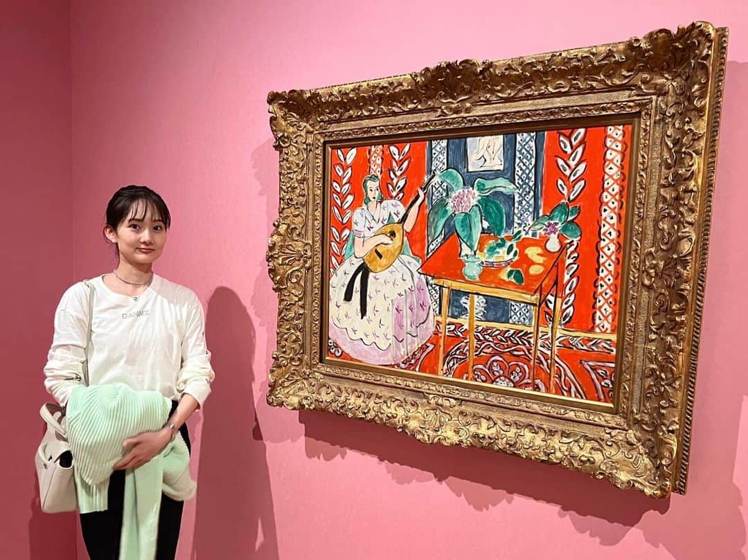 伊藤友季子さんのインスタグラム写真 - (伊藤友季子Instagram)「🌳🖼️ ⁡ 大好きなポーラ美術館 とても久しぶりの訪問でした。 ⁡ 自然と調和した建築が素晴らしく その空間にいるだけでわくわくする。 ガラス窓から見える広い空と箱根の山 差し込む光が清らかで そこに飾られている作品も 生き生きと輝いて見える。 ⁡ 穏やかな気持ちで ゆったりアートと過ごせました。 ⁡ ピンクの壁によく映える マティスの鮮やかな色づかいに元気をもらい モネやルノワールの優しさに包み込まれ どんどん心が潤っていくのがわかりました。 ⁡ ピカソの好きな言葉を思い出しました📝 ⁡ ‘Art washes away from the soul the dust of everyday life.’  ーPablo Picasso ⁡ ⁡ 幸せで豊かな時間。 ⁡ ⁡ ⁡ #ポーラ美術館 #polamuseum #箱根 #美術館 #hakone #museum #art  ⁡#ユキコーデ」4月20日 22時49分 - yukiko_xx