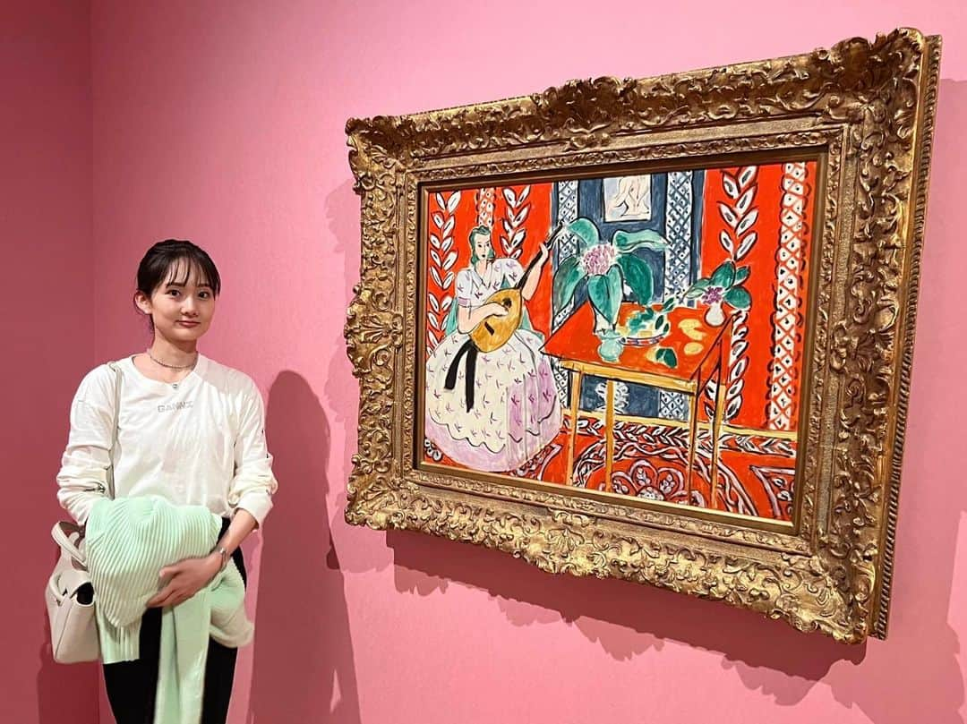 伊藤友季子のインスタグラム：「🌳🖼️ ⁡ 大好きなポーラ美術館 とても久しぶりの訪問でした。 ⁡ 自然と調和した建築が素晴らしく その空間にいるだけでわくわくする。 ガラス窓から見える広い空と箱根の山 差し込む光が清らかで そこに飾られている作品も 生き生きと輝いて見える。 ⁡ 穏やかな気持ちで ゆったりアートと過ごせました。 ⁡ ピンクの壁によく映える マティスの鮮やかな色づかいに元気をもらい モネやルノワールの優しさに包み込まれ どんどん心が潤っていくのがわかりました。 ⁡ ピカソの好きな言葉を思い出しました📝 ⁡ ‘Art washes away from the soul the dust of everyday life.’  ーPablo Picasso ⁡ ⁡ 幸せで豊かな時間。 ⁡ ⁡ ⁡ #ポーラ美術館 #polamuseum #箱根 #美術館 #hakone #museum #art  ⁡#ユキコーデ」