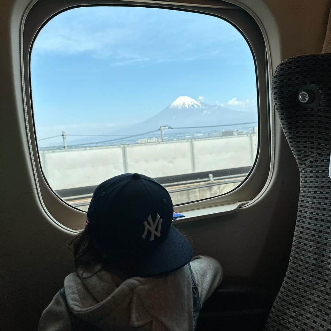 黒木啓司のインスタグラム：「ゆうじゃんと2人旅　#男旅 #富士山　🗻 #育児日記 #パパ日記 今日の靴は2人共　#adidas」