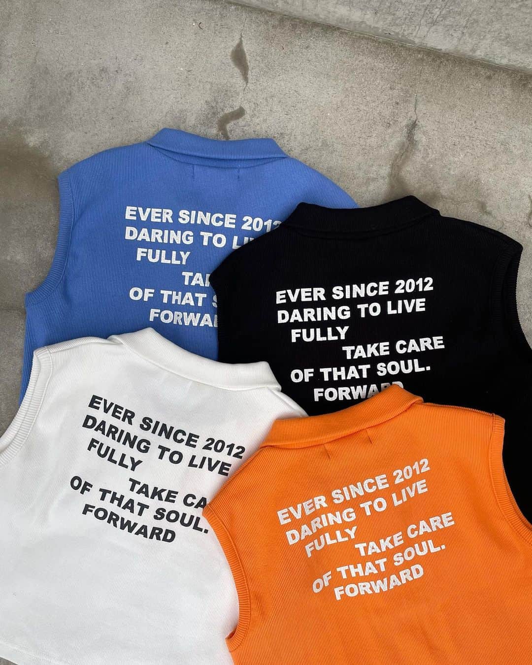 ENVYMのインスタグラム：「【𝙉𝙀𝙒 𝘼𝙍𝙍𝙄𝙑𝘼𝙇】 ⁡ ⁡ ✔︎バックプリントポロTOPS color:BLACK/WHITE/BLUE/ORANGE  size:FREE  ⁡ 定番使いしやすいポロトップスはバックにクラックプリントロゴを施してアクセントに。 ⁡ 着丈はハイウエストと合わせた時に ちょうど良い着丈に設定しています。 ⁡ シーズンカラーのオレンジとブルーにも注目！ ⁡ ーーーーーーーーーーーーーーーーーーーーーーーー ⁡ ⁡ 2023夏のビジュアルが Webstoreで公開中！！ ⁡ ⁡ ぜひプロフィールTOPのURLからご覧下さい♪ ⁡ ⁡ ⁡ #envym #2023ss #spring」