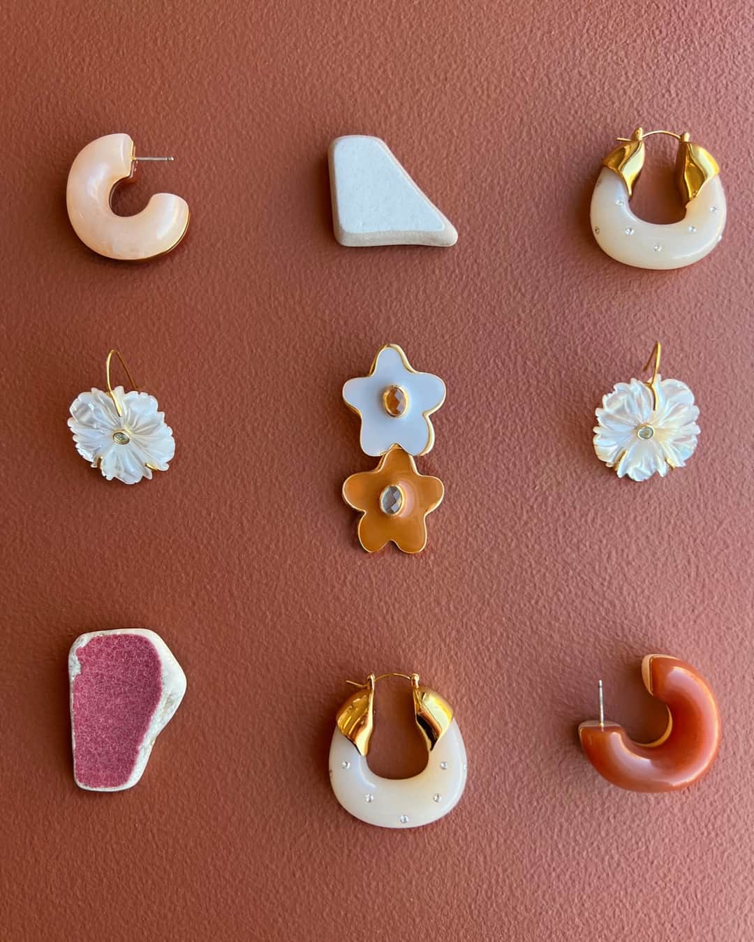 リジー フォルトゥナートのインスタグラム：「Earrings for all occasions 💐 Take these pairs with you on your next vacay & consider styling solved 〰️ #lizziefortunato」