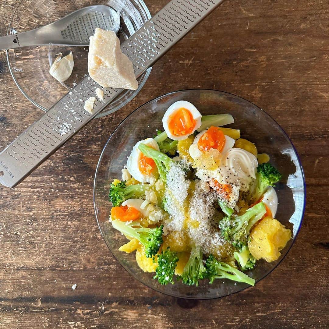 Tesshiさんのインスタグラム写真 - (TesshiInstagram)「ホットサラダ Roasted salad #yummy #homemade #healthy #salad #potato #broccoli #eggs #parmigianoreggiano #おいしい #サラダ #ホットサラダ #じゃがいも #インカのめざめ #卵 #マカロニメイト #フーディーテーブル #手作り  じゃがいも(蒸すか茹でるか電子レンジ)、ゆでブロッコリー、ゆでたまご、にんにくすりおろし、マヨネーズ、オリーブオイル、パルミジャーノ・レッジャーノ、塩胡椒など Potatoes(steam or boil or microwave), boiled broccoli, boiled eggs, 1 clove garlic, mayonnaise, olive oil, Parmigiano Reggiano, salt and pepper…」4月20日 22時43分 - tmytsm