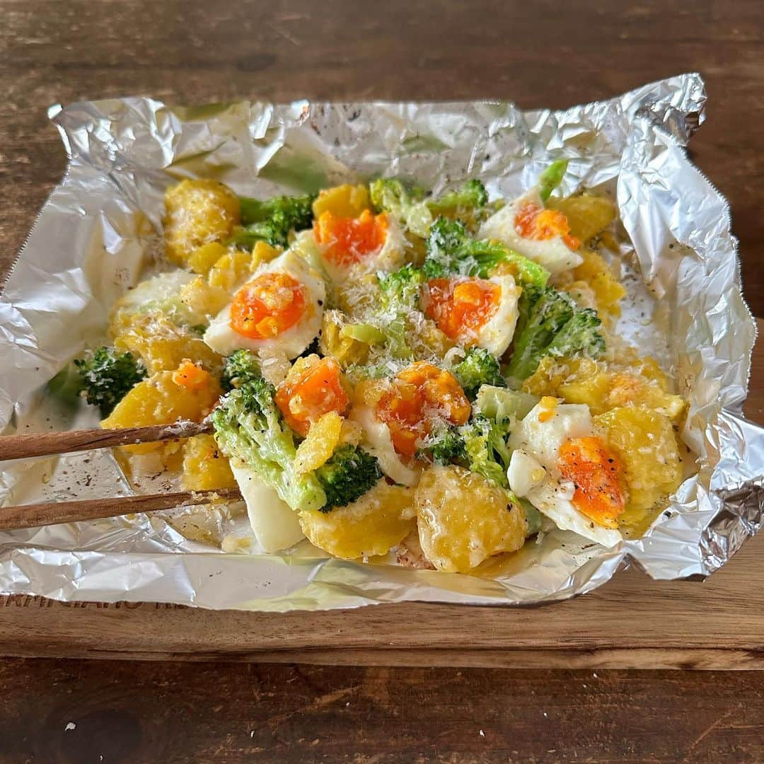 Tesshiさんのインスタグラム写真 - (TesshiInstagram)「ホットサラダ Roasted salad #yummy #homemade #healthy #salad #potato #broccoli #eggs #parmigianoreggiano #おいしい #サラダ #ホットサラダ #じゃがいも #インカのめざめ #卵 #マカロニメイト #フーディーテーブル #手作り  じゃがいも(蒸すか茹でるか電子レンジ)、ゆでブロッコリー、ゆでたまご、にんにくすりおろし、マヨネーズ、オリーブオイル、パルミジャーノ・レッジャーノ、塩胡椒など Potatoes(steam or boil or microwave), boiled broccoli, boiled eggs, 1 clove garlic, mayonnaise, olive oil, Parmigiano Reggiano, salt and pepper…」4月20日 22時43分 - tmytsm