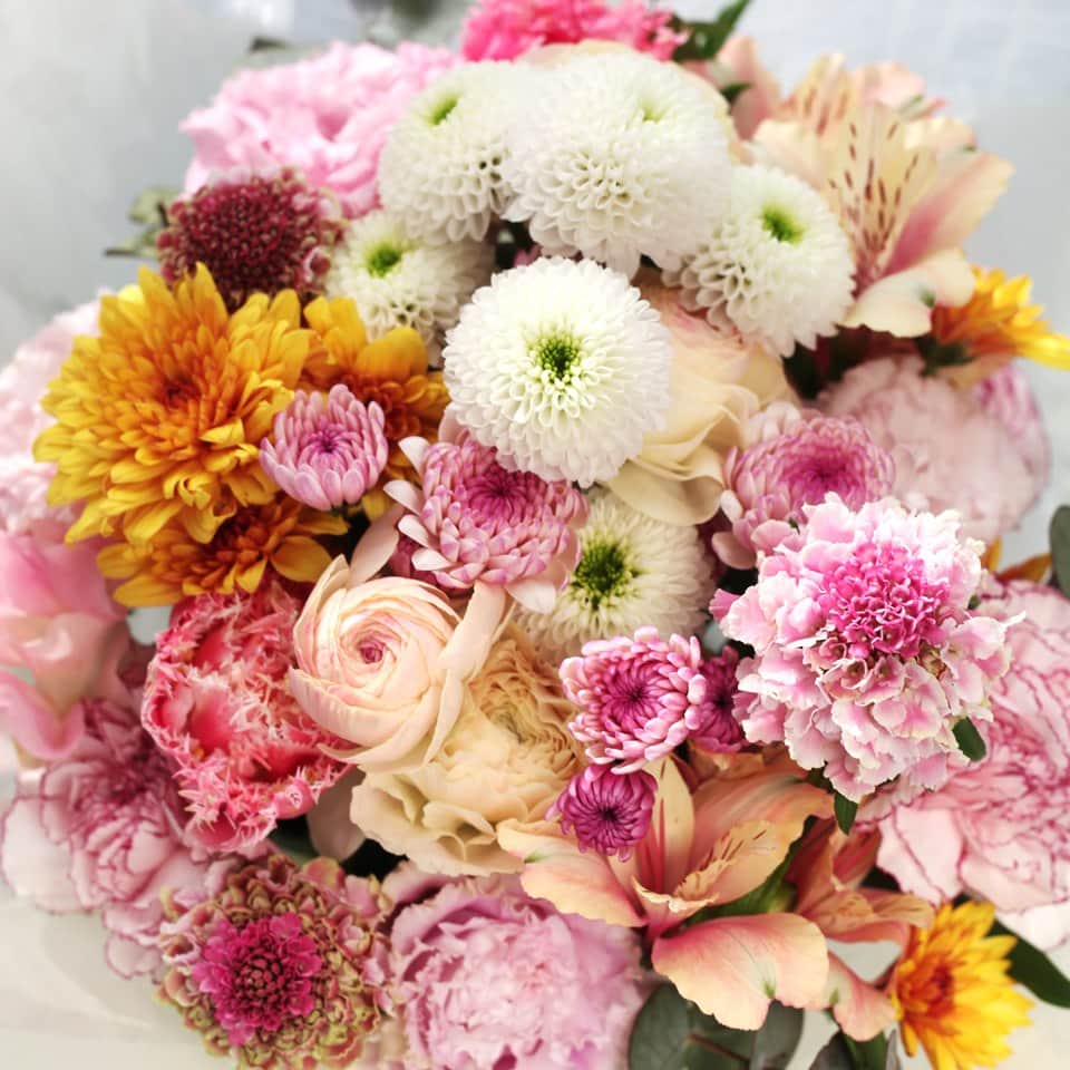 アトリエ一凛さんのインスタグラム写真 - (アトリエ一凛Instagram)「御供のお花は、白とグリーンに少し色を入れてます。 もちろん、お客様のご要望に合わせてご用意しておりますが、 個人的にも、ちょっと色味を入れてあるほうが、 雰囲気が柔らくなるので、好みだなーって思ってます。  年忌法要など、亡くなられてから時間が経ってる場合 菊だけでなく、少し季節を感じるお花などもアレンジに加えてます。 ふわっと香るお花に、いろんなこと思い、いつまでも忘れずにいることが 何よりの供養なのかなって思ってます。  福岡市内はもちろん、宅配便でお花やお野菜ブーケを送ることもできますので、 お気軽に、フラワーギフトのアトリエ一凛まで、お申し付けくださいね。  We are preparing a multitude of floral bouquets that are delivered door to door. Our bouquets consist of beautiful flowers, but you can also incorporate vegetables there. Delivery is made in the same day in Fukuoka-shi. Do not hesitate to contact the Atelier Ichirin when you feel like giving flowers!  Nous préparons une multitude de bouquets de fleurs qui sont livrés en porte à porte.  Nos bouquets se composent de jolies fleurs, mais l'on peut aussi y intégrer des légumes. La livraison est effectuée dans la même journée à Fukuoka-shi. N'hésitez pas à contacter l'Atelier Ichirin dès que l'envie vous prend d'offrir des fleurs!   #flowers #flowerstagram #flowerpower #flowerphotography #flowersofinstagram #happybirthday #joyeuxanniversaire #誕生日 #古希 #古希祝い #還暦 #還暦祝い #開店祝い #開店祝い花 #flowergift  #propose  #プロポーズ  #rose  #rosè  #花束  #誕生日  #結婚記念日  #福岡花屋」4月20日 22時47分 - atelierichirin