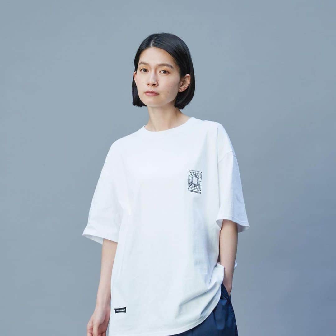 田中裕介のインスタグラム：「I Need You Baby ”VIDEO CLUB S/S TEE" Type C Dropping tomorrow!!!  - - - - - - - - - - - - - - - - - - - -  MENS-Masaki Seko 180cm  wears size L LADYS-Mii 162cm wears size L  @freaksstore_official  @daytona_park  @mitershinichi  @tnkusk」