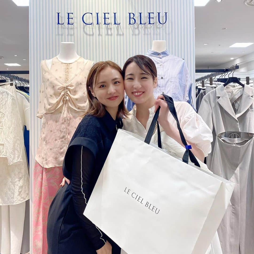 摩耶裕のインスタグラム：「. . きゃーーー😆💗笑笑 お師匠さまが！はるのさんが来て下さいました😘🫶  見て！！！！！嬉しそうなわたし🧸💛 抱きつこうとしたのです…それがですね… おっきな紙袋に負けまして…抱きつけませんでした🥲笑笑  はるのさんが何でもお似合いなものですから沢山おすすめしちゃいますよね🥹💗 こうしてお洋服を選ばせて頂ける日が来るなんてもう何だか感慨深いでございます🥹✨ 来て下さって嬉しすぎました🥰 ありがとうございました☺️✨  #晴音アキ さん❤️ #大好き 💛 #lecielbleu」