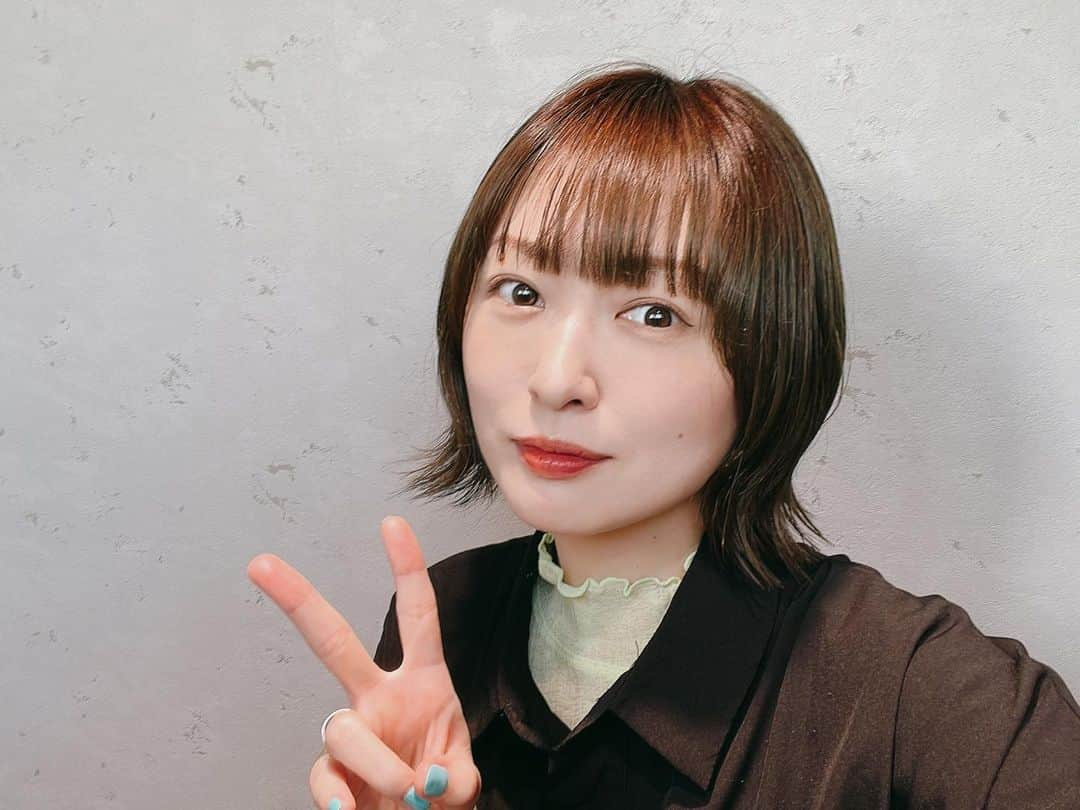 脇田唯さんのインスタグラム写真 - (脇田唯Instagram)「💇‍♀️  before after  今日は稽古のオフでしたので、 今だ！と思って、 放置しまくりの髪の毛を 美容室できれいにしてもらいました✨  1月くらいから行ってないか？ やべやべ。  トリートメントとヘッドスパとカット、カラーのフルコースしてきた（笑）  髪は少し暗色にしてもらいつつ、透明感かはある感じで。 キレイなカーキっぽい緑が薄く入ってて気に入りました！  全く同じにセットできるか分からんけど、髪の乾かし方とかアイロンの入れ方や温度まで丁寧に教えてくれたので、良かったです！  STAR TOKYO 渋谷 by K-two【スタートウキョウシブヤバイケーツー】 https://beauty.hotpepper.jp/slnH000492277/?vos=cpahpbprosmaf131118001  ★ホットペッパービューティーのアプリダウンロードはこちら↓ https://beauty.hotpepper.jp/doc/sp/  #渋谷美容室 #美容室 #スタートウキョウシブヤバイケーツー #シブヤ #スタートウキョウ  @startokyo_」4月20日 22時51分 - post_yui