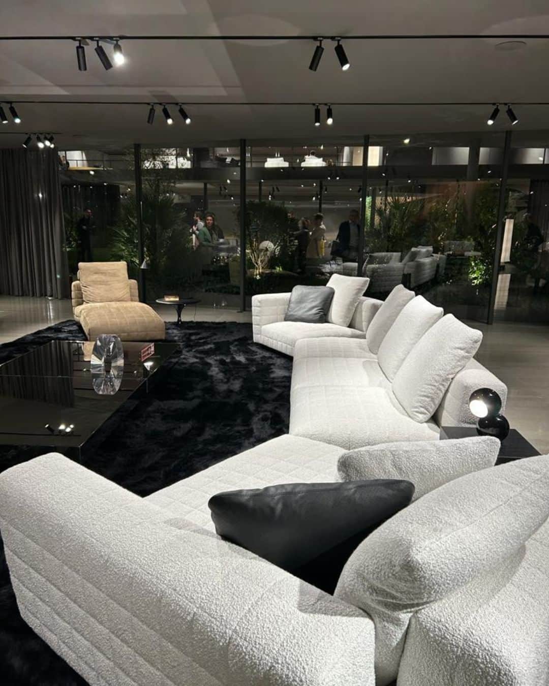 Minotti Londonさんのインスタグラム写真 - (Minotti LondonInstagram)「The Twiggy Sofa, a stunning piece of furniture with sleek lines and elegant design, was proudly showcased at the Salone Del Mobile.Milano  Designed by Rodolfo Dordoni  @rodolfodordoni @isaloniofficial #SaloneDelMobileMilano #SaloneDelMobile #SaloneDelMobileMilano2023 #rodolfodordoni #interiordesign」4月20日 22時51分 - minottilondon