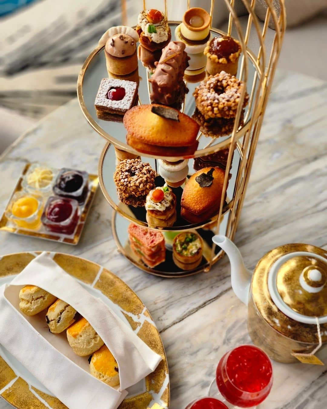 Conrad Hotelsのインスタグラム：「Where taste is something to be treasured. Pastry Chefs Sumeda Palihakkara and Karim Bourgi dazzle guests with an afternoon tea and specially selected dishes and desserts.   📍 @conradetihadtowers」