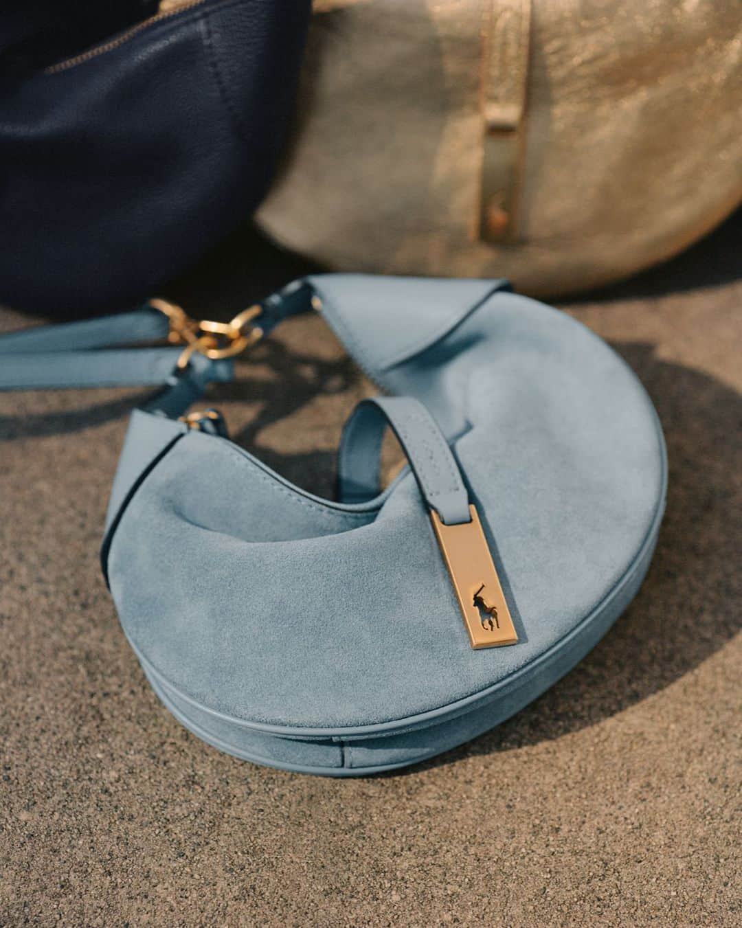 Polo Ralph Laurenさんのインスタグラム写真 - (Polo Ralph LaurenInstagram)「Give the gift of #PoloRLStyle with pieces from our #PoloIDCollection such as the Suede Mini Shoulder, refreshed in soft Powder Blue.  See more #RLGifts via the link in bio.  #PoloRalphLauren」4月20日 22時56分 - poloralphlauren