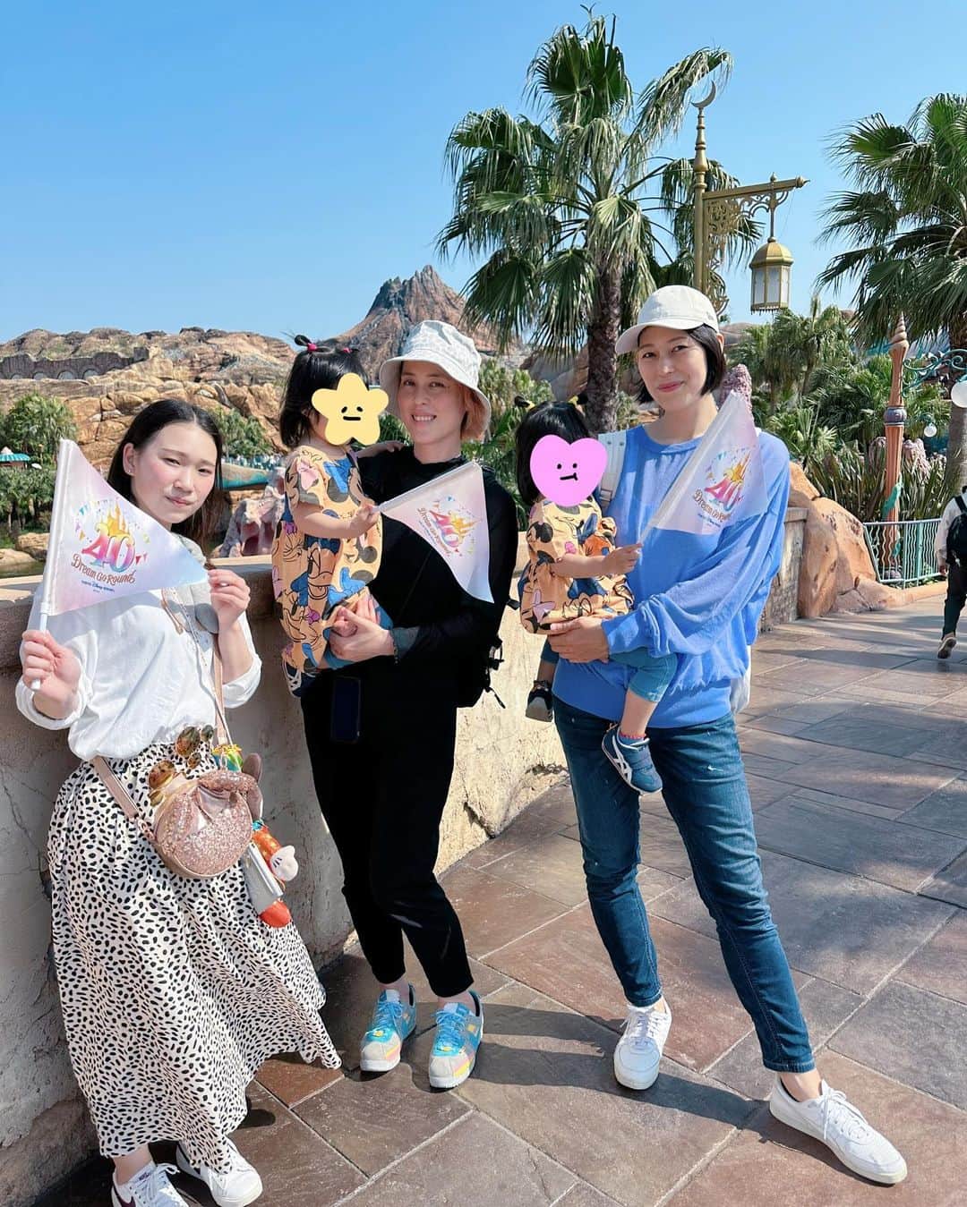 のインスタグラム：「. . ふたごのディズニーシーデビューは みきと、バレーボールキャンプの スタッフとしてもう長い付き合いの ディズニー大好きいびちゃんが 立ち会ってくれました🥰 （数々のふたごの初めてに立ち会ってくれた 美香ちゃん @mika__sugimoto は さすがに今回は不参加🤣） . . いびちゃんの道案内と プランニングのおかげで とってもスムーズでありがたかったー‼︎ ひとまわり以上歳が離れているのに こうして一緒に遊んでくれてありがたい🥹 . みきはもういつも通り安定の活躍🤣 みきがいれば母がいなくても大丈夫なので こちらも本当にありがたい‼︎ . ふたりともありがとう💓 . . #双子#twins #ツインズ#双胎#双子出産 #双子育児 #ddtwins #dd双胎#多胎育児 #2歳 #ディズニーシーデビュー#子連れディズニー」