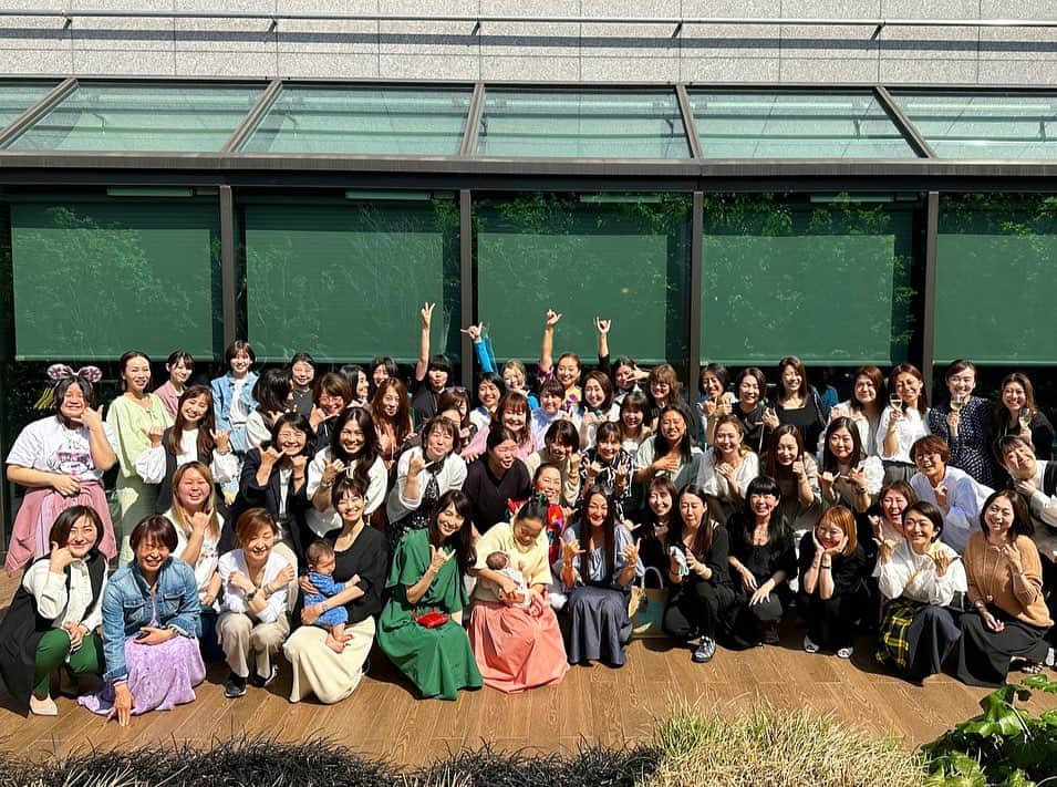 マキ・コニクソンさんのインスタグラム写真 - (マキ・コニクソンInstagram)「今日はアスコット丸の内で 日本全国からキラキラ女子たちが集まった “Women’s Power”を開催しました！  女子力って凄いんだよ！ いいエネルギーが回って、もっともっと パワーアップする！この会はネットワーク 作り&友達の輪を広げる大人の女子会です！  素敵な女子たちがたくさん集まったよ！ 皆んな日本全国にお友達が出来ましたー！ 大人になってから なかなか真のお友達って出来ないからねー！ 忖度ない、しがらみのない関係って マジいいよね！ガチに付き合える！  また第二弾やりたいな！　  #wonen’s power #女子力アップ #大人の女子会 #パワーを回そう #楽しい会」4月20日 23時07分 - makikonikson