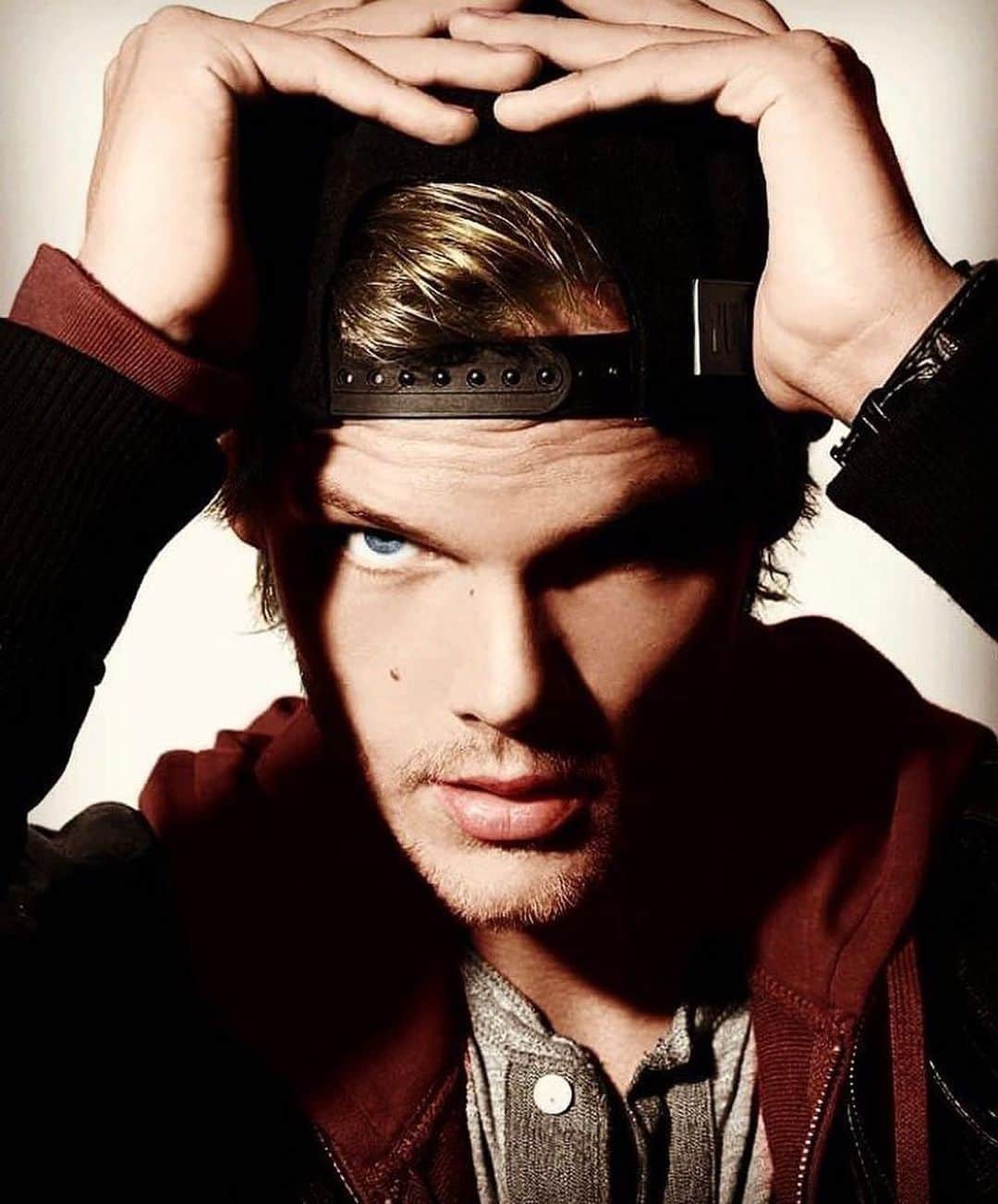 シン・コールのインスタグラム：「20.04.2018 😔 5 years ◢ ◤ Avicii Forever thankful for his support on my music ❤️」