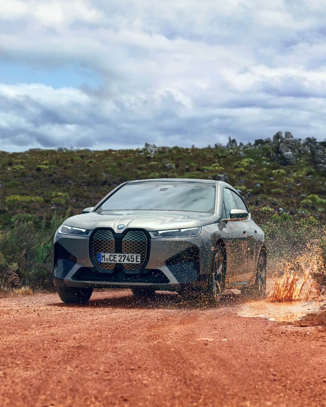 BMWのインスタグラム：「Make a splash wherever you go. The BMW iX M60. #THEiX #BMWi #BornElectric __ BMW iX M60: Combined power consumption: 24.7–21.9 kWh/100 km. Combined CO2 emissions: 0 g/km. Electric range: 501–564 kilometers. All data according to WLTP. Further info: www.bmw.com/disclaimer」