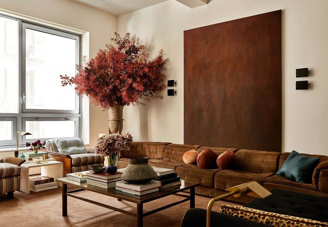 ELLE DECORさんのインスタグラム写真 - (ELLE DECORInstagram)「It’s relaxation central in this terracotta dream of an apartment that is equal parts showmanship and sensitivity. In the living area, designer Casey Kenyon’s (@caseykenyon) brief was to squeeze the most out of the New York studio apartment and make it sing. With a vintage @de_sede_official sofa that’s re-covered in a @dualoyleather suede, complemented by a monumental @rickowensonline vessel that’s billowing with fluffy botanicals, we’d say it’s a mission accomplished.   Click the link in bio to see inside this New York lair, as toured in our May 2023 issue. Written by @cokhio. Photographed by @christianharder.」4月20日 23時00分 - elledecor