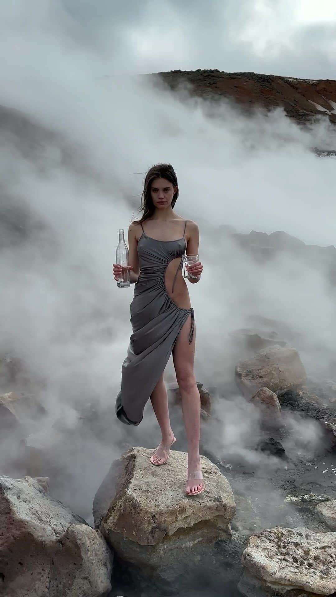 アレキサンダー・ワンのインスタグラム：「last call. - spring dresses to take you from wet-to-dry and day-to-night for a seamless and bold transition.  - shop spring 2023 online and in-store at #alexanderwang - video @shadrinsky model @katerinazalis   disclaimer: this stunt is performed by a trained professional, do not try this at home.」