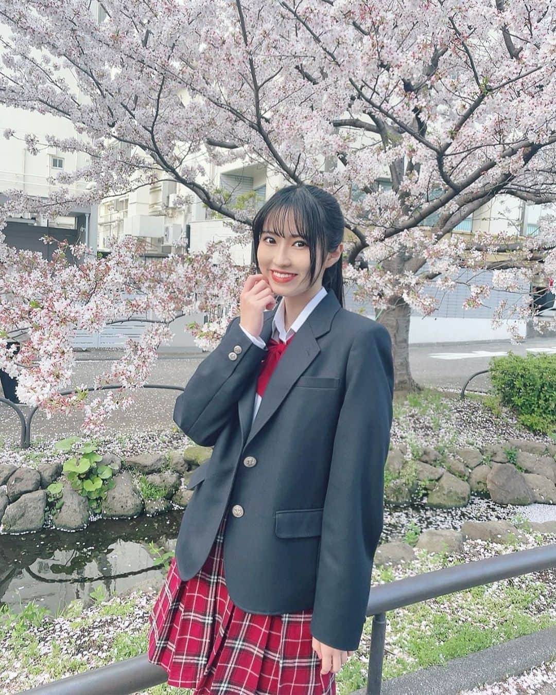 瀬戸ゆなのインスタグラム：「▫️ もうすぐで誕生月終わってしまう… 生誕公演まで、後10日✨️  「瀬戸ゆなに会いたいから行く」って言ってくれてる方がいること凄く感謝してるし、応援してくれている皆さんが私にとってかけがえのない存在です🌸 いつも本当にありがとう💓  4月30日11:20〜渋谷シダックスカルチャーホールでお待ちしております✨️ チケットなど詳しくはハイライトの『🎂生誕祭❤️』をチェック✅   #夢アドシトロン  #アイドル  #高校生女子  #制服コーデ  #ブレザー  #瀬戸ゆな」