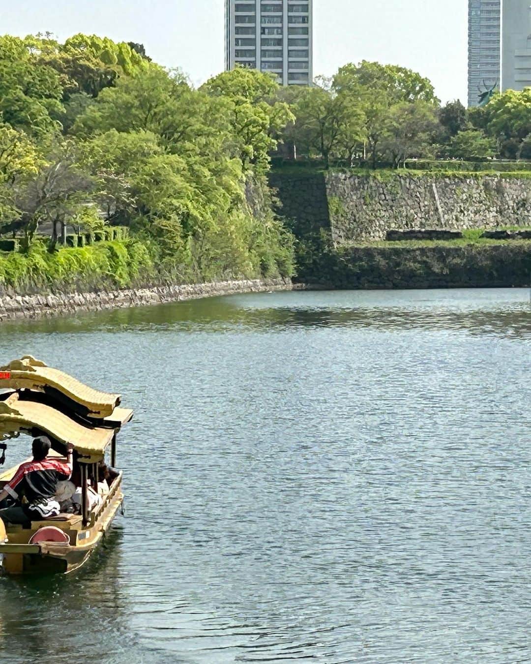 牧野誠三さんのインスタグラム写真 - (牧野誠三Instagram)「青空が広がった日。大阪城天守閣からの眺望を楽しみにお上りさんしました。 大阪府警前で横断歩道をわたり、外国人旅行の人々を多く見かけました。明らかにコロナ明けを感じる景色、光景でした。 桜も終わり初夏の気温の中、ツツジの花が7分咲き。綺麗ですよ！ 今、「豊臣 大坂城史」が開催されています。天守閣に登ったのは人生2度目。 ytvから大阪城を観る🏯事はありましたが、大坂城天守閣からytv社屋を臨むのは初めて。 様々な豊臣の朱印状、黒印状に書かれた命が展示されたり、金箔の瓦なども‥‥。 飽きない資料館として、また行きたくなりました。 入場の際はチケット購入に並ぶ列が少々長いですが、事前の準備があればすんなりいけるようです。  #テーマ展豊臣大坂城史.  開催2023年5月7日(日)まで #場 所. 大阪城天守閣3・4階展示室.  #牧野誠三 #元ytvアナウンサー  #元ytv  #大阪城 #大坂城 #豊臣秀吉」4月20日 23時03分 - makino_seizo_freeter