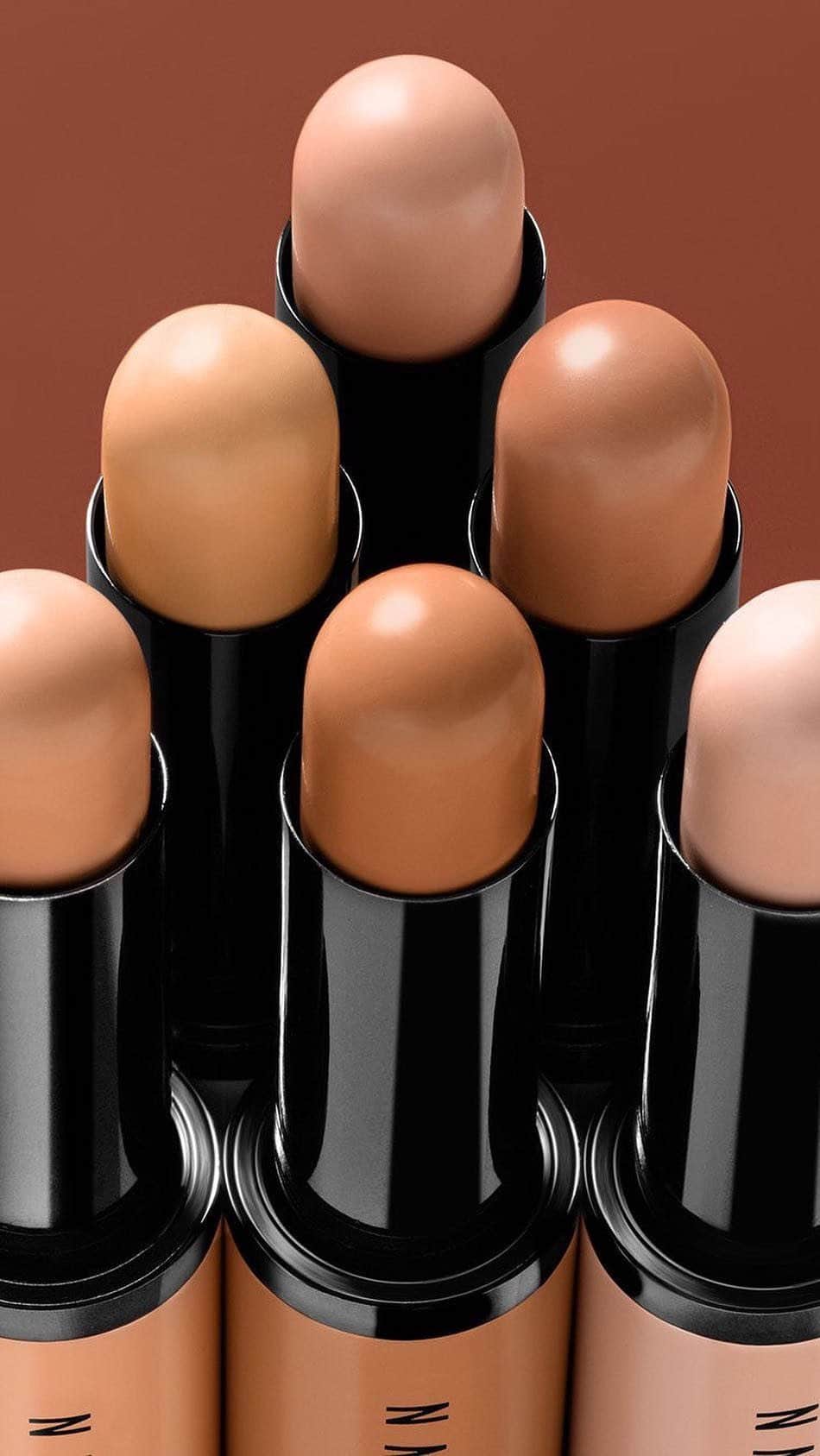 のインスタグラム：「Glide on quick stick. Instant skin fix. Skin Corrector Stick swipes on instant correction to effortlessly neutralize dark circles.  GLIDE. DAB. GO. • Neutralize discoloration. • Nourish with all-day of moisture. • Prep skin for concealer with all-day non-caking, non-creasing wear.  #BobbiBrown #SkinCorrectorStick #Corrector #Makeup #Beauty」