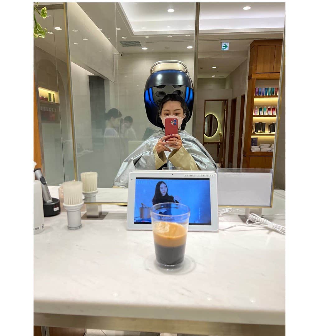 のインスタグラム：「@ginza_peekaboo_chuo へ💇🏻‍♀️✨  前回と今回もイルミナカラーにしてもらいました✨ 前回はヌード✨ 今回はビーチ✨  寒色系のベージュがとにかくきれいで透明感のあるカラーになりました！ あと痛みづらいらしいです😍  ハイドレイドもしてもらい、頭皮もパワーアップ！！！  いつもありがとうございます✨ @daigo_yamazaki」