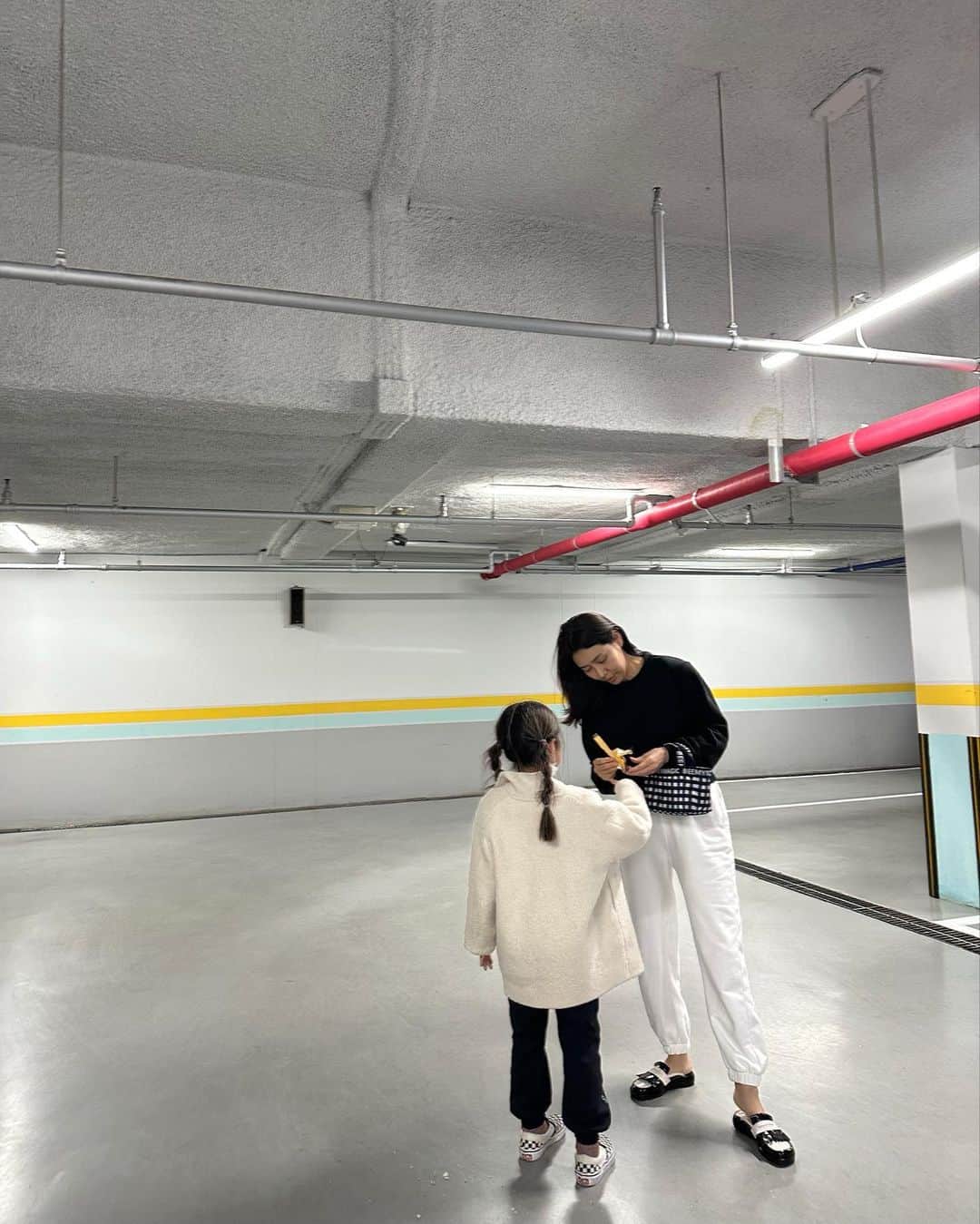 パク・タミのインスタグラム：「- '누네띠네를 꼭 여기서 먹어야 하는거지? ‘그렇게 주저 앉아서?’ 🤣  (톰보이 뮬은 츄리닝에도 잘 어울려요~😎)  #TAMYxBRIANA」