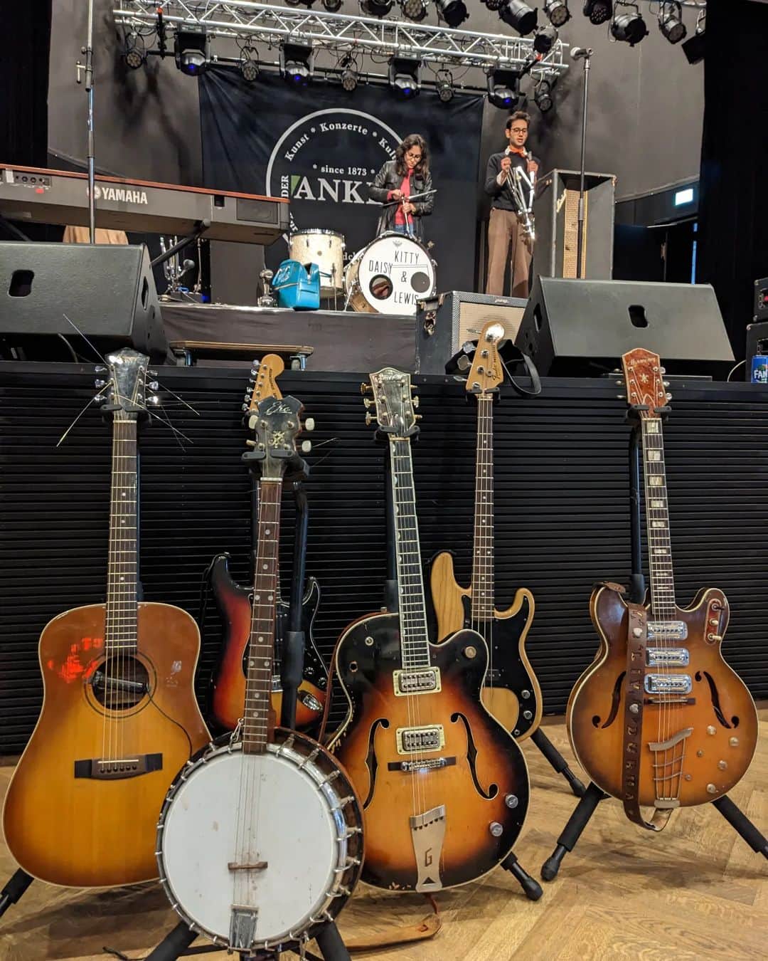 キティー・デイジー＆ルイスのインスタグラム：「After a huge traffic jam we've made it to Leipzig just in time to soundcheck! See you tonight 😎 kittydaisyandlewis.com/shows  Doors 7pm @ellesbailey 8pm KDL 9pm」