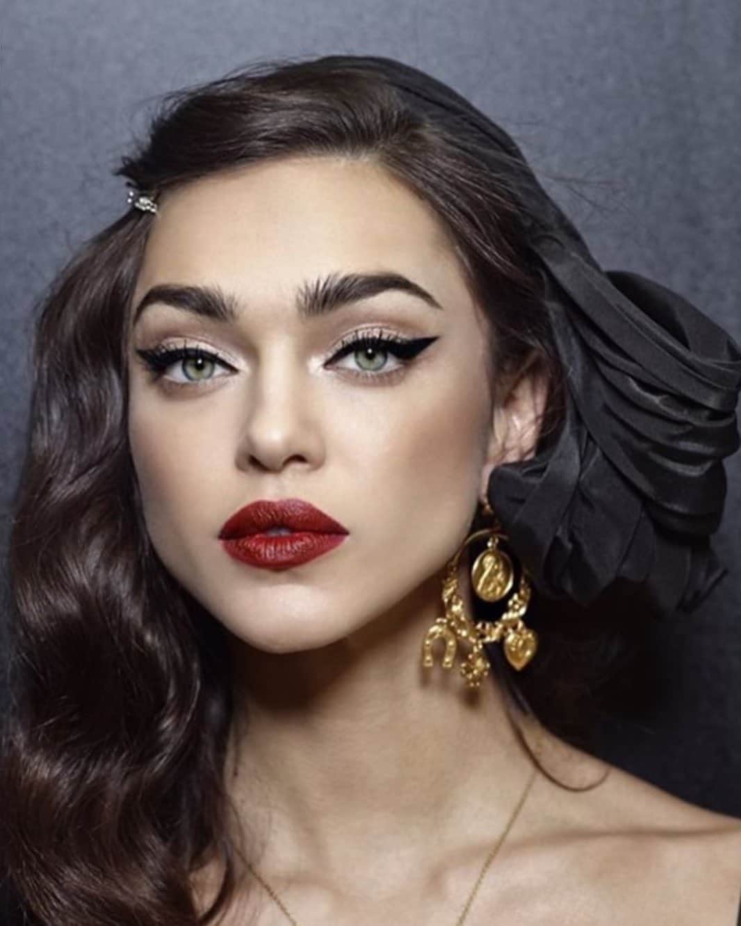 Zhenya Katavaさんのインスタグラム写真 - (Zhenya KatavaInstagram)「Снился сегодня любимый Дольче @dolcegabbana  и девочки, еще Пэт …и моя драгоценная Мими, которая красила меня каждый показ. 🖤  Словила ностальгию.」4月20日 23時09分 - zhenyakatava
