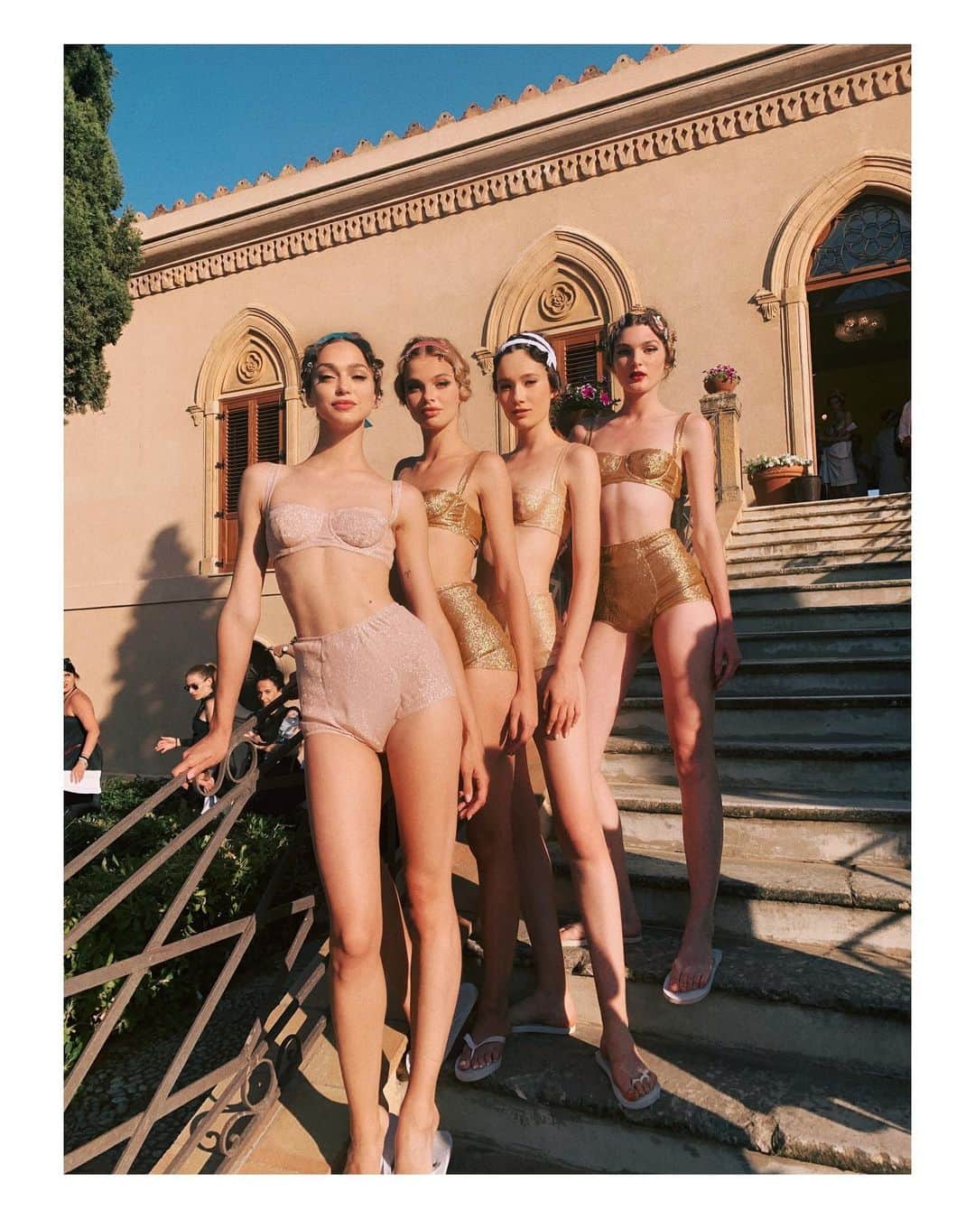 Zhenya Katavaさんのインスタグラム写真 - (Zhenya KatavaInstagram)「Снился сегодня любимый Дольче @dolcegabbana  и девочки, еще Пэт …и моя драгоценная Мими, которая красила меня каждый показ. 🖤  Словила ностальгию.」4月20日 23時09分 - zhenyakatava