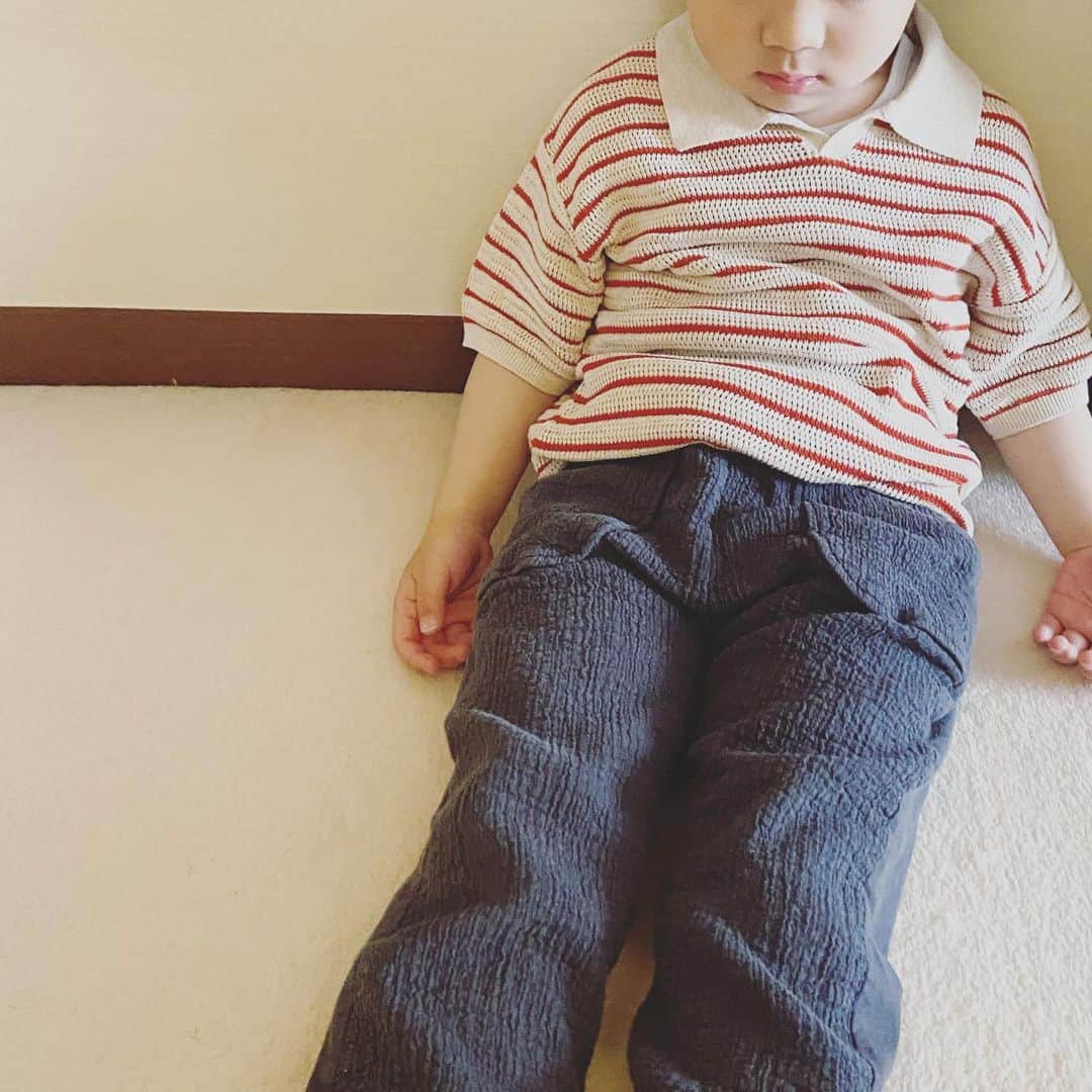 渡辺有子のインスタグラム：「新学期がはじまってからというもの教室に一番乗りしたい！と毎日、開門前に到着。ものすごく張り切っている。というか張り切りすぎだわ。でも今朝は行きたくない、歯磨きしたくないと、しばらく寝たふりして動かなかった…。それくらいがほんとよね。毎日子どももがんばってるんだよね。急いで！とか、ほら、がんばって！とか、つい言っちゃうけれど、張り切っているのをみると、そんなに頑張らなくていいよと思ってみたり。おとなも勝手なものよね…。  ああだこうだうるさく言わずに手を繋いで寄り添ってみると、彼との一日がとても楽しくスムースに事がすすむ。イライラする日もあるけれど、イライラすると子もイライラして、連鎖して、いいことないなぁ…。」