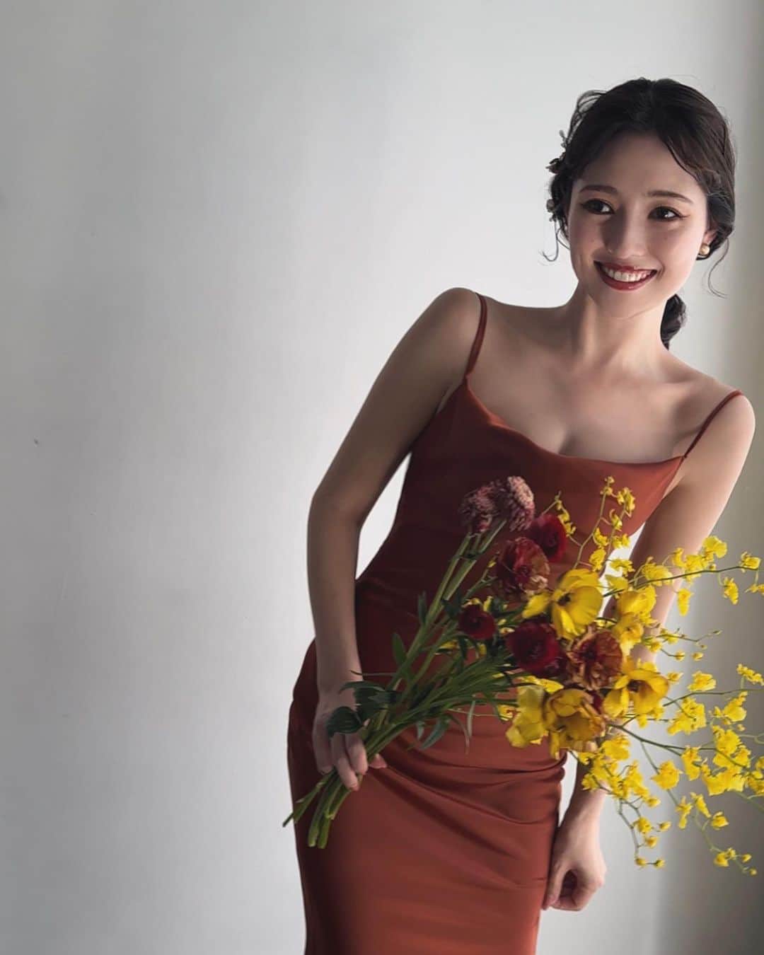 宮内理沙のインスタグラム：「この前の黒のドレスとは別にこのオレンジのドレスもオーダーさせていただきました🍊 背中があいてて形も綺麗だし色も好きな感じだし早くプライベートでも着たいなあ😚🌹  #🍊」