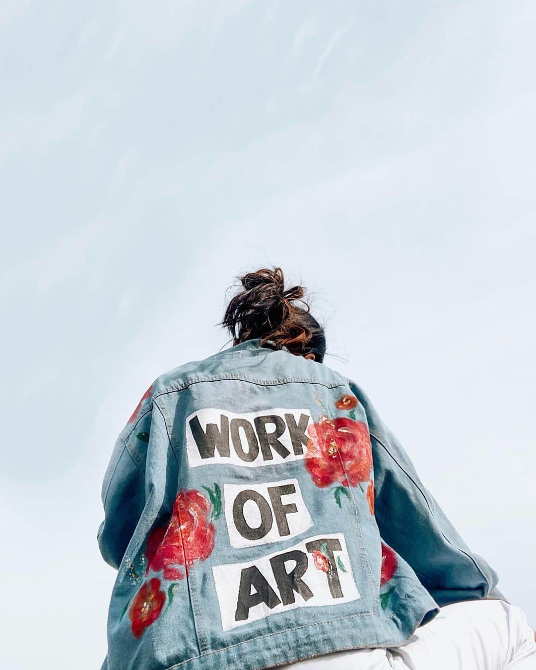 ブリット・ニコルのインスタグラム：「Every Freckle/ Every Scar / You’re a Work of Art 🌺 - BN   We are continuing our 40%OFF Sale @shopbrittnicole for one more day!!   Hand painted, to be unique and beautiful, just like You!! 🤍」