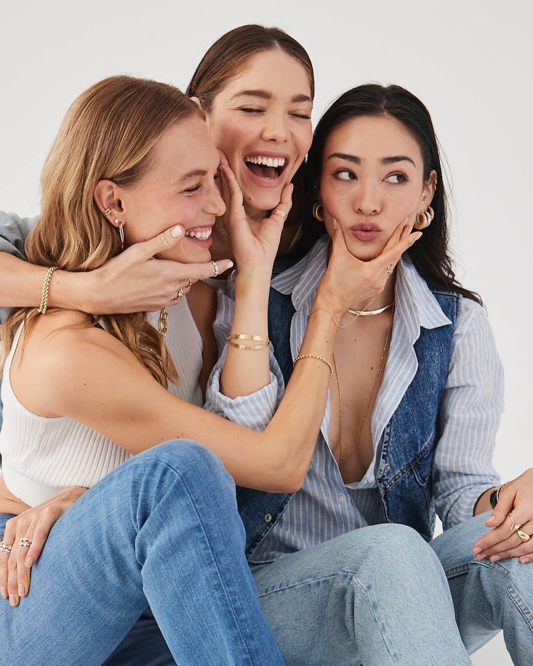 ベン・ワッツのインスタグラム：「Always a good time on set wiv @kbh fam @imichelledantas @larissahuber @elizabethwood.3 style @xgabriela glam @jodieboland @adammaclay check out the feature @shoprodeo big up @jackstudios #benwatts #goodvibes #scrapbooking #kbh」