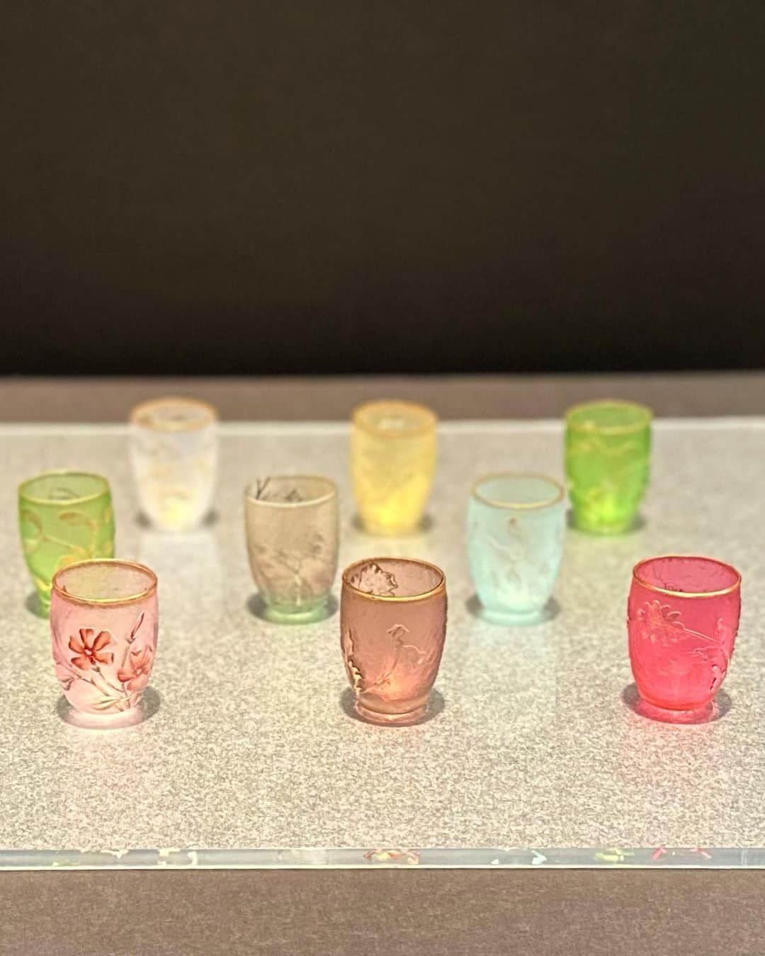 池尻和佳子さんのインスタグラム写真 - (池尻和佳子Instagram)「アールヌーヴォーのガラス展、行ってきました‼︎と既にお声かけ頂いています。主任研究員の望月さんのお話しを聞きながら作品を見るとさらにガラス作品の奥深さを感じます。金曜日の「タダイマ！」ご覧ください♪ @kyuhaku_glass_official」4月20日 23時21分 - wakako_ikejiri_rkb