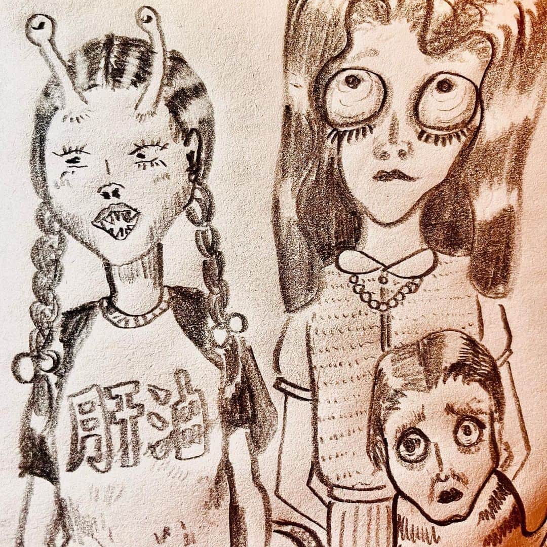 のインスタグラム：「ちょっとアメコミ風にトライ。青春の仲良しを描きたかっただけなのに🤣🤣🤣  #sketchbook #doodling #illustration #pencildrawing」