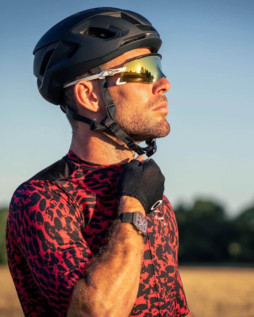 OAKLEYのインスタグラム：「Face the ride with @markcavendish Signature Series Kato. Inspired by the Gods and his passion for Greek Mythology, the special edition features Prizm™ 24k lenses, symbolic of the many victories Cav has secured throughout his 17-year career. Available online and in-store now. #BeWhoYouAre」