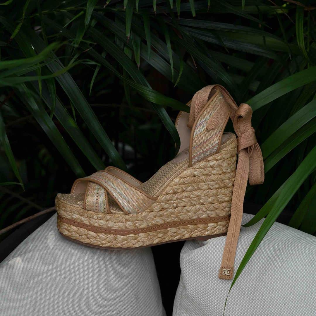 サムエデルマンのインスタグラム：「THE VAUGHN, a must-have spring wedge. Tap to shop  #samedelman #espadrillewedges #springwedges」
