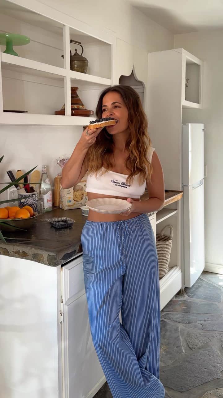 Collage Vintageのインスタグラム：「Breakfast in Palm Springs 🫐🥯 Mix cream cheese and Greek yogurt with your favorite fruit for a delicious morning toast!」