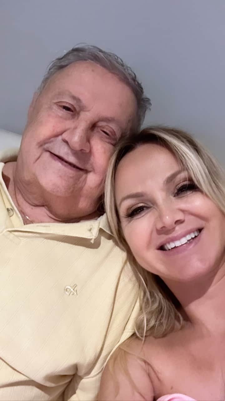 Eliana Michaelichin Bezerraのインスタグラム：「Se você puder por um momento, pare aprecie e agradeça. Os momentos mais simples de sua vida, serão as suas melhores memórias🤍. #myfather #meupai #familiacompleta #92anos」