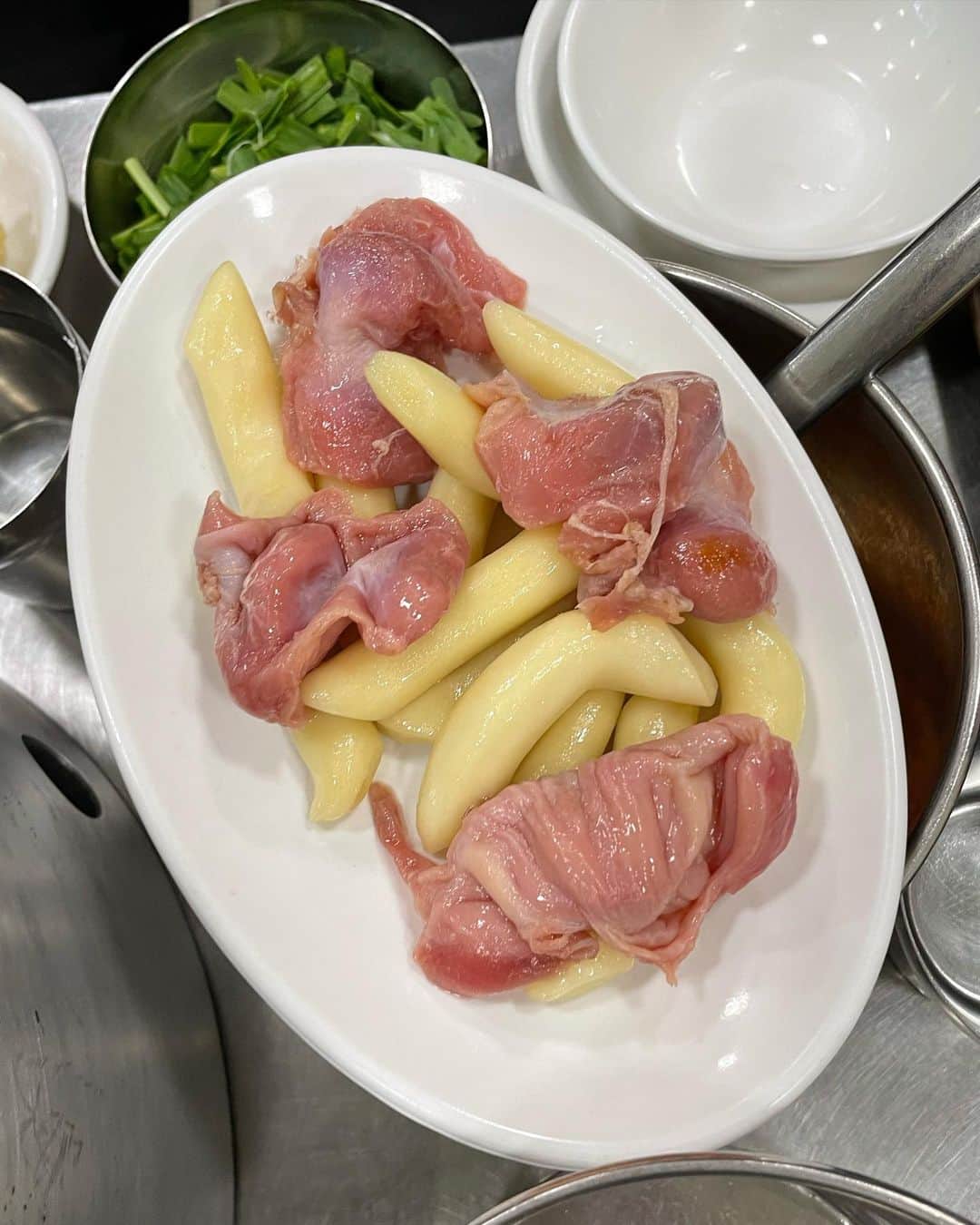 高井香子さんのインスタグラム写真 - (高井香子Instagram)「タッカンマリ好きなんだけど、 鶏肉をほぐしたりするのが面倒で渡韓してもタッカンマリほぼ食べない私とおじおじ。  でもでもでも、 久しぶりに食べたら... めっちゃうまぁ〜 出汁たまらぁ〜ん ニンニクうまぁ〜（タレに直接生ニンニクぶっこむ） 砂肝うまぁ〜 トック（餅）うまぁ〜 （普通のトックよりもちもち）  ぬぬさんとシンニョンさんが連れて行ってくれたここが美味しすぎた😋  #명동닭한마리　 （明洞タッカンマリ）の #거성점 （巨成店）に行きました。  明洞言うてるけど、東大門の鐘路よりかな？  #韓国 #韓国旅行 #韓国グルメ  #タッカンマリ #닭한마리  #1日1こうこりあさんぽ」4月20日 23時35分 - cocoreacoco