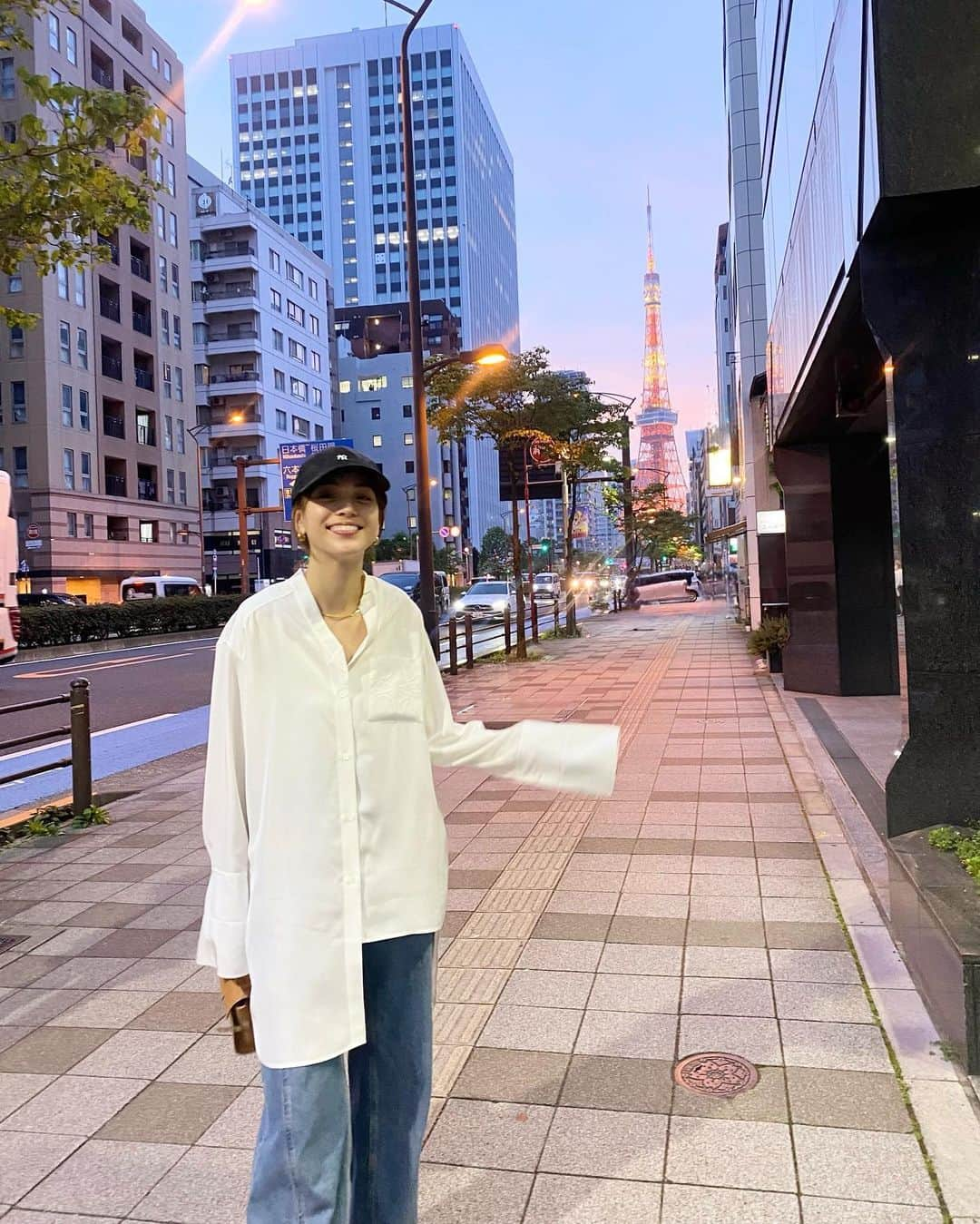 滝沢カレンさんのインスタグラム写真 - (滝沢カレンInstagram)「とある日の夕方のことでした🌇  久しぶりの心友幸子とのご飯屋さんまでの 散歩をしていたひと時。  ふっと幸子が振り返り、  東京タワー綺麗だね、って  写真撮ってあげるって急に言ってくれました☺️  目で見ているとすぐ大きく見えていましたが 写真の中でみるとなんだか私のが前に見えてしまいごめんなさい💦  私30年東京に住んでいながら、 東京タワーという生まれた時から立派な塔と 写真撮ったことなかったことに気付きます🗼  理由も何もあったもんじゃないですが きっとこんなさりげない写真は60年後になれば 貴重な思い出になるかもしれません。  とは言ってもなんせ携帯に過去画像を溜めておくのが苦手な私は、あっけない間に数ヶ月後平気で削除している可能性があります...。  　  そしたらまた幸子に撮ってもらおうかと🤝🏻🥹  東京タワーは美しいです。 おやすみなさい🌙」4月20日 23時36分 - takizawakarenofficial