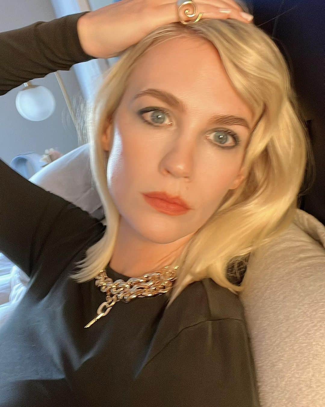 ジャニュアリー・ジョーンズのインスタグラム：「🖤」