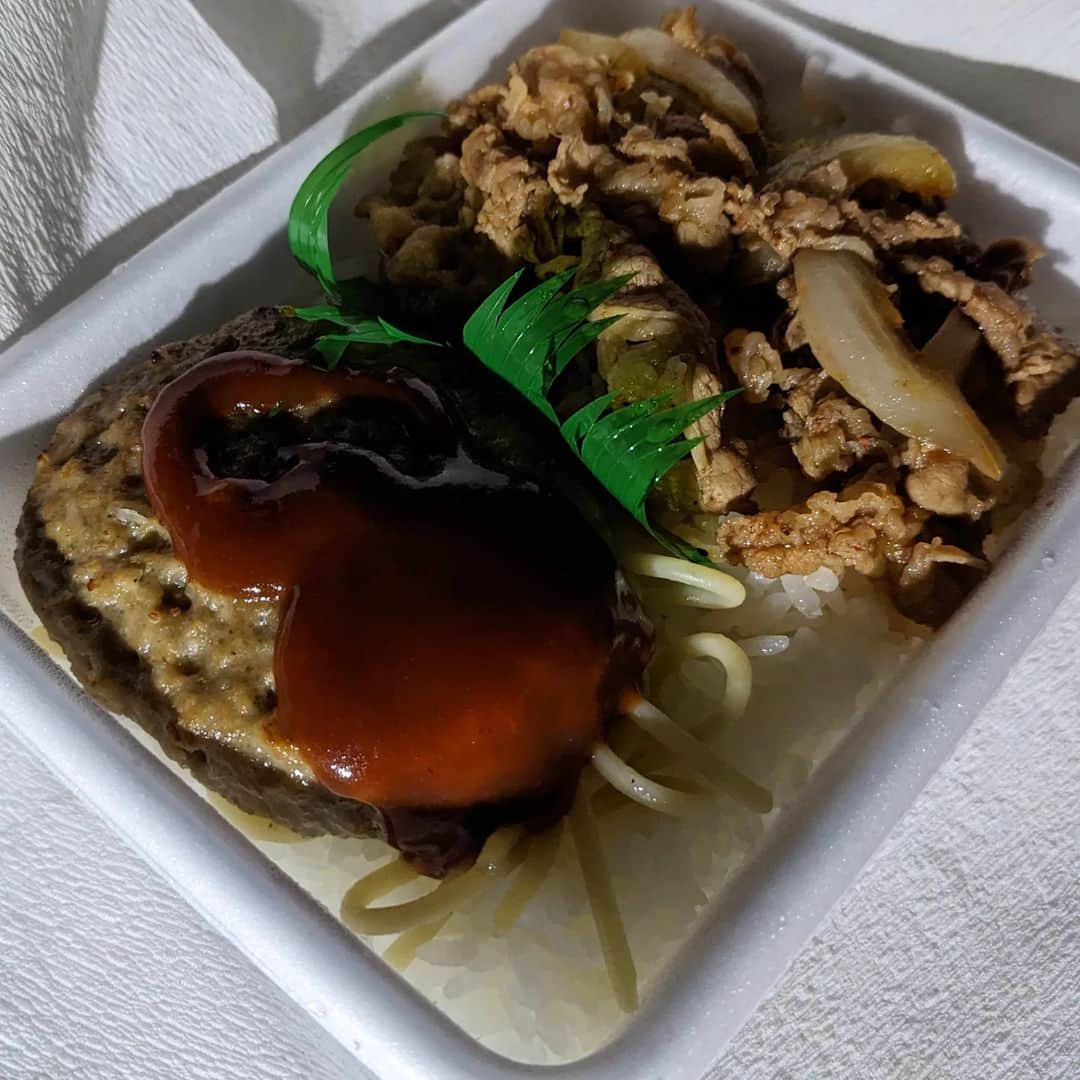 杉作J太郎のインスタグラム：「焼肉ハンバーグ丼。期間限定、四国限定メニュー。 （ほっかほっか亭） ハンバーグも焼肉も美味。満足度高し。今週すでに３食目。」