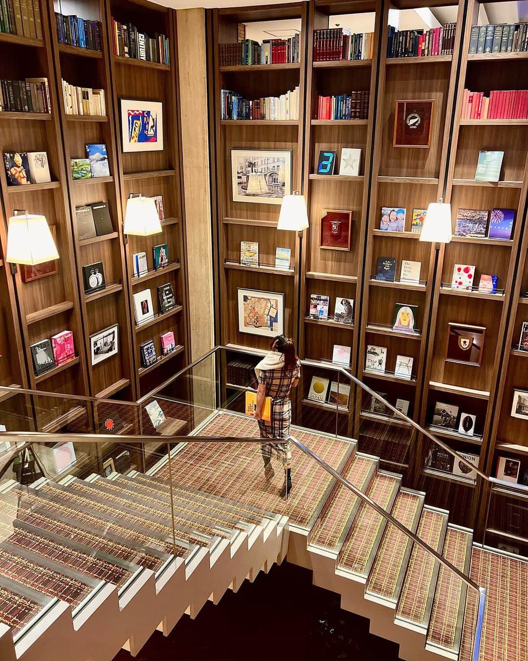 satoprimoのインスタグラム：「ライブラリーホテル📖📚 📍芝パークホテル  今回の帰国で色んなホテル泊まったけど,ここのホテルがお気に入りでした🤎 ホテルの色んなとこに本があってライブラリーラウンジでは本を読みながらお酒も飲めるし,本はお部屋に持って行く事も出来ちゃうっ👍👍  またゆっくり泊まりたいな🥰  #tokyohotel #shibaparkhotel #hotellife #library #libraryhotel」