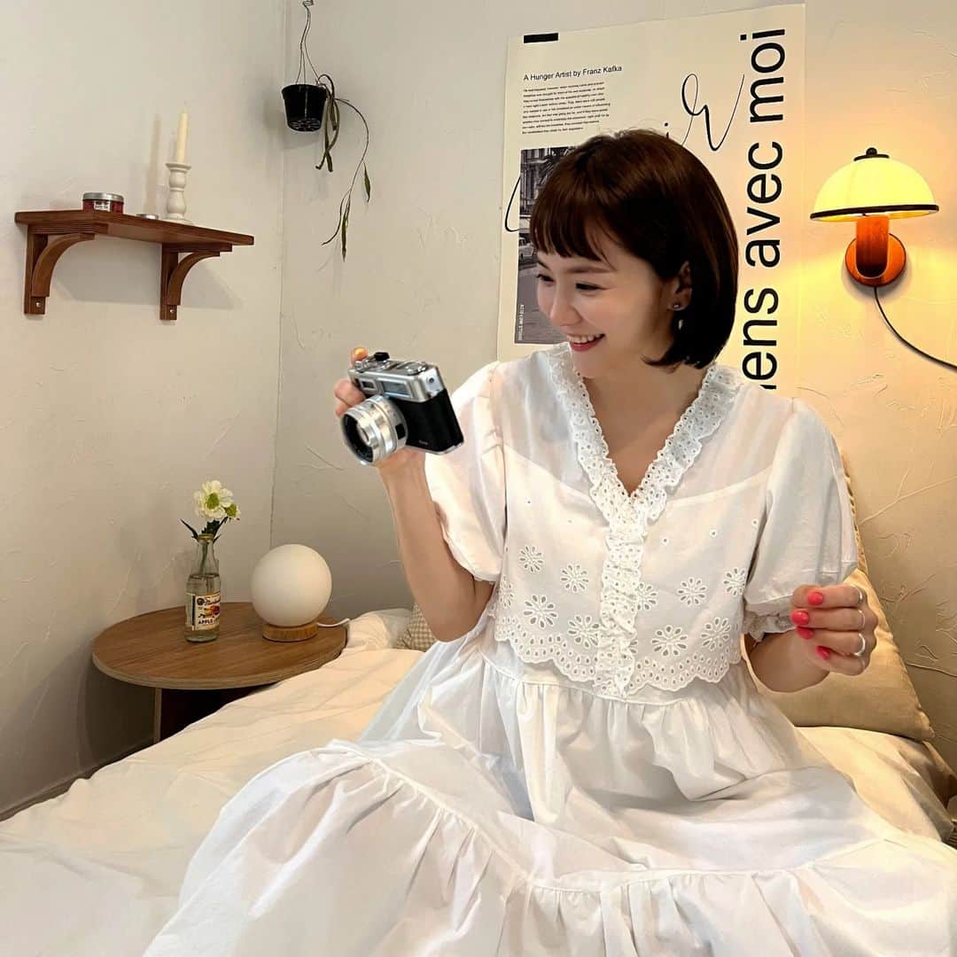 ユ・ハナさんのインスタグラム写真 - (ユ・ハナInstagram)「내일 헌이가 현장체험학습을 가는데, 도시락을 싸야해서, 오늘부터 긴장모드였어요😭 내일은 꼭두새벽기상예정이랍니다🤣 정신똑디차리고오++  우리가 얼굴을 바디워시로, 몸을 샴푸로, 머리를 폼클렌징으로 씻지않잖아요?? Ph4-5의 약산성상태를  유지해줘야  가려움, 또는 질염등의 염증으로부터 더 안전하고 건강한 환경이 되는 Y존은  더더욱✨️ '청결제'로 씻어주셔야해요. 하지만 건조하게 만드는 청결제는 안되구요🙅 직접닿는 건데 성분도 절대적으로 중요하구요!!   촉촉하고 부드럽고 성분안전하고 자극없는 폼형태의 믿고쓰는 써머브리즈 로, 365일 깨끗하게  자신(?)있게👍👍🩷  평소 약하시거나 안좋으신분들은  몇번만 사용하심 더 빨리 느끼실거에요.  #써머브리즈여성청결제 내일 오전10시에 마감할게요. 😊🌸  구웃ㅡ나잇 되세요🌙」4月20日 23時39分 - hahana111