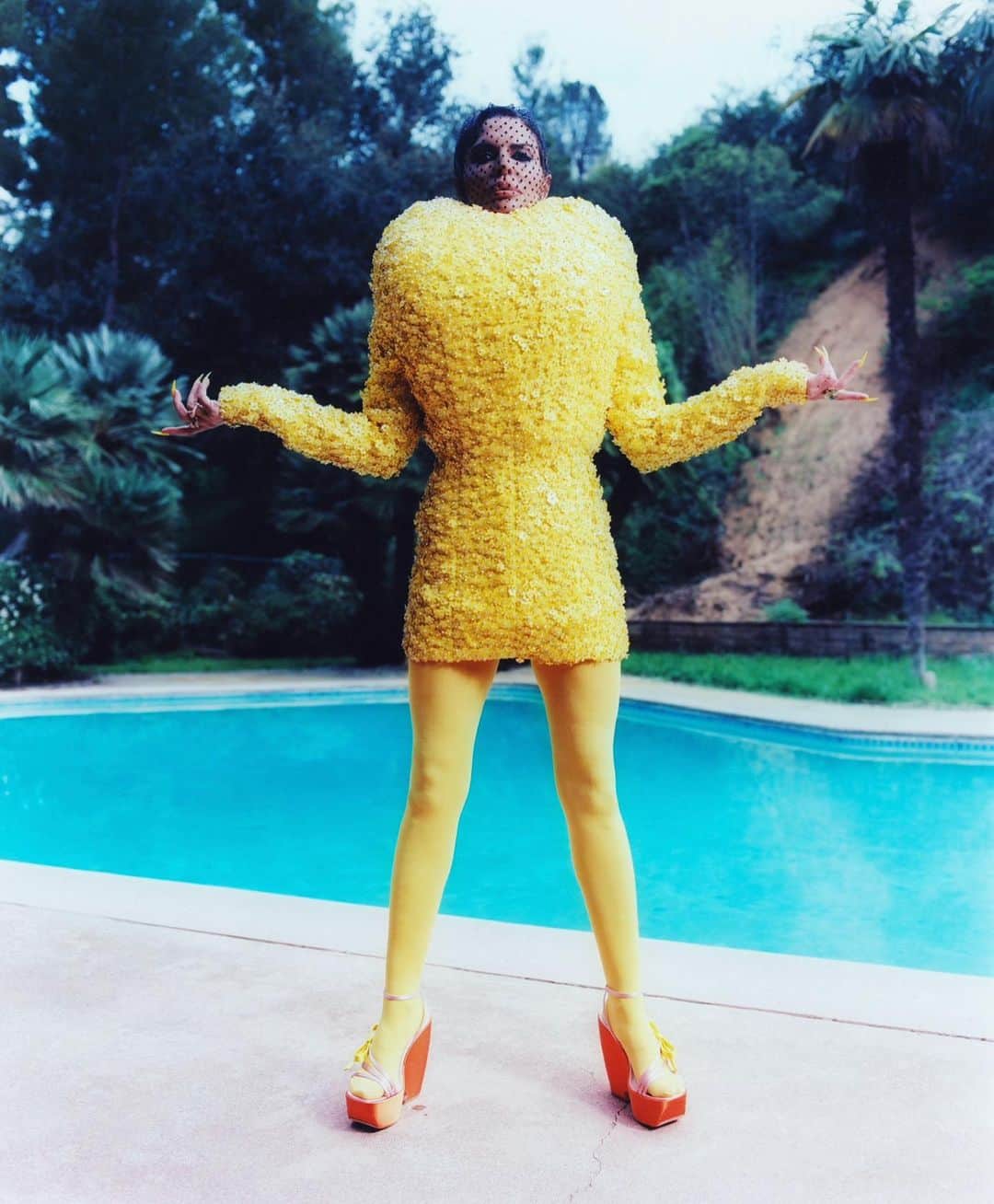 リサ・リナのインスタグラム：「RINNAISSANCE Just when you thought it was over, it keeps going 🍋✨✨✨✨🤗 @papermagazine」