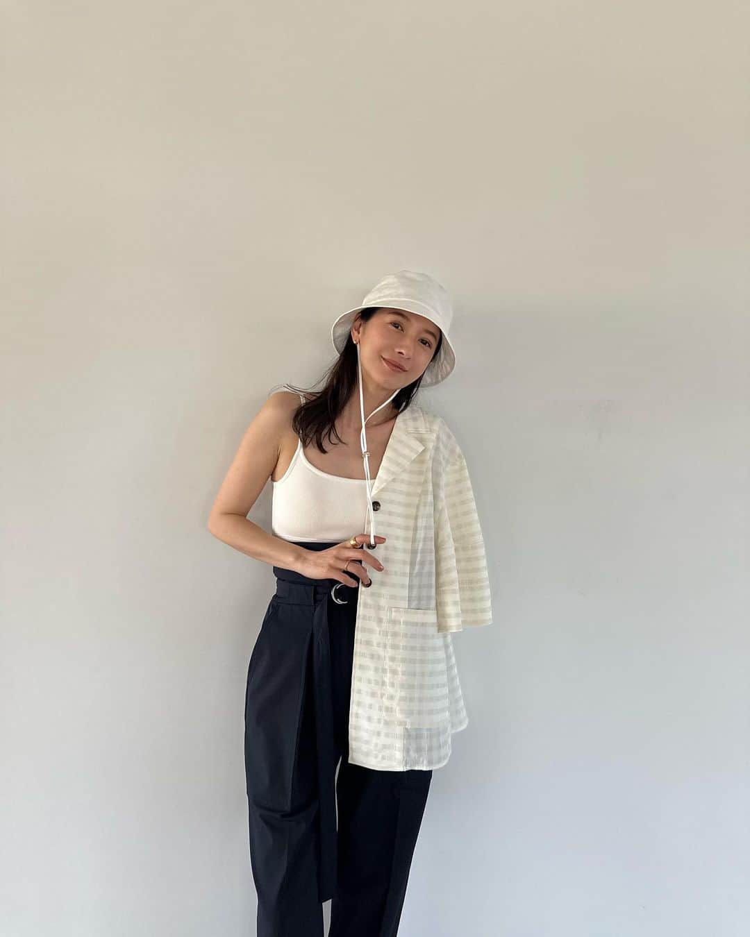 clane_officialさんのインスタグラム写真 - (clane_officialInstagram)「■NEW ARRIVAL 4月21日(金)発売アイテムをご紹介。  センタープレスが入った綺麗なハイウエストのベイカーパンツ。薄くて軽いツイル素材でややストレッチがあり、着心地が良さがポイントです。高めのウエスト位置と程よいゆとりがあるサイズ感で、ラインを拾わず脚をまっすぐ綺麗にみせてくれます。  センタープレスと縦長なサイドのポケットが、カジュアルすぎずシャープな印象に仕上がります。少しゆとりのあるウエストを共地のベルトでギュッと絞り、股下が短めのデザインなので低身長の方にもおすすめです。IVORYは裏地付きなので、透けの心配なく着用いただけます。  ✔︎ H/W BELTED BAKER PANTS ¥26,400 カラー：アイボリー、ネイビー  #CLANE」4月20日 23時43分 - clane_official