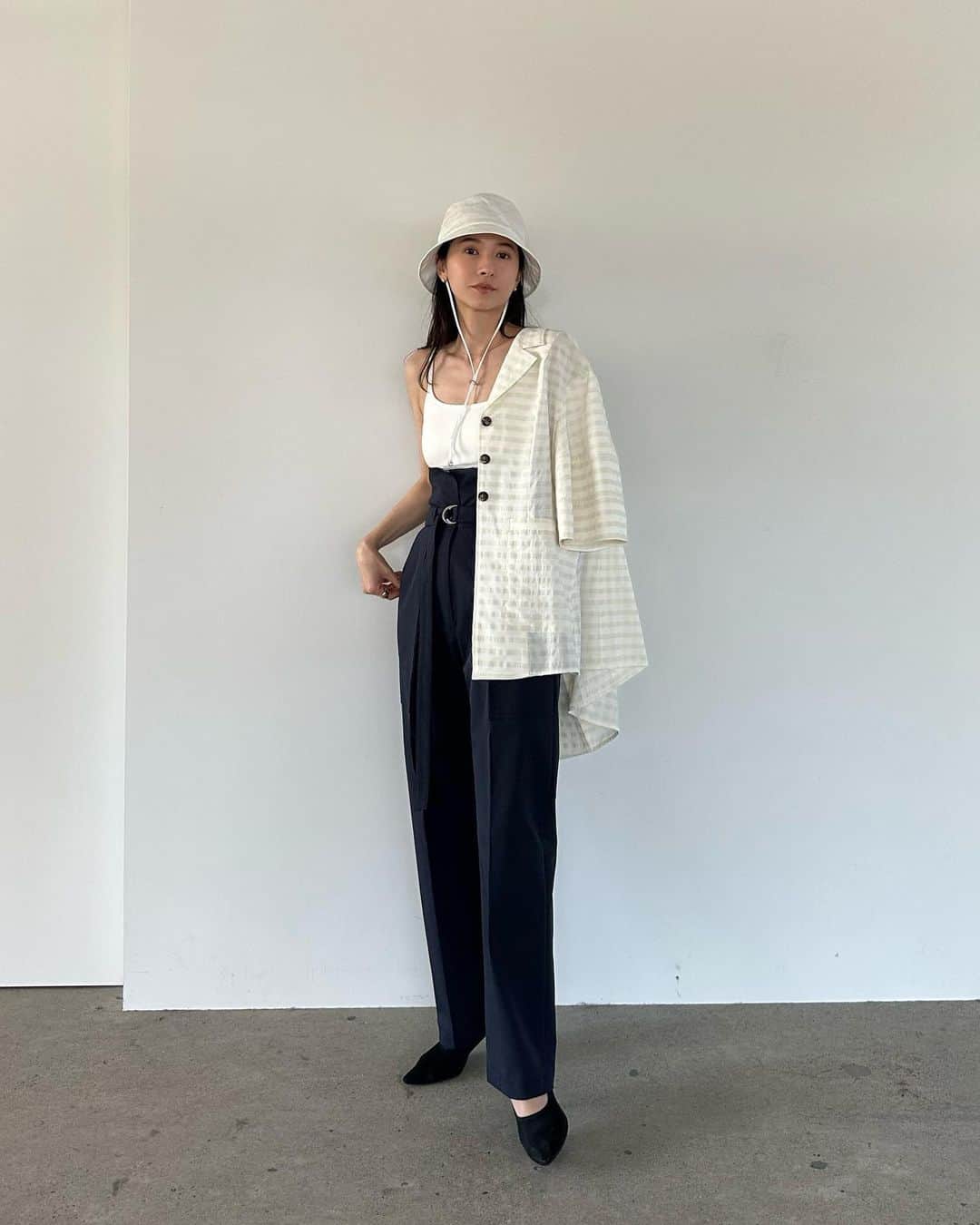 clane_officialさんのインスタグラム写真 - (clane_officialInstagram)「■NEW ARRIVAL 4月21日(金)発売アイテムをご紹介。  センタープレスが入った綺麗なハイウエストのベイカーパンツ。薄くて軽いツイル素材でややストレッチがあり、着心地が良さがポイントです。高めのウエスト位置と程よいゆとりがあるサイズ感で、ラインを拾わず脚をまっすぐ綺麗にみせてくれます。  センタープレスと縦長なサイドのポケットが、カジュアルすぎずシャープな印象に仕上がります。少しゆとりのあるウエストを共地のベルトでギュッと絞り、股下が短めのデザインなので低身長の方にもおすすめです。IVORYは裏地付きなので、透けの心配なく着用いただけます。  ✔︎ H/W BELTED BAKER PANTS ¥26,400 カラー：アイボリー、ネイビー  #CLANE」4月20日 23時43分 - clane_official